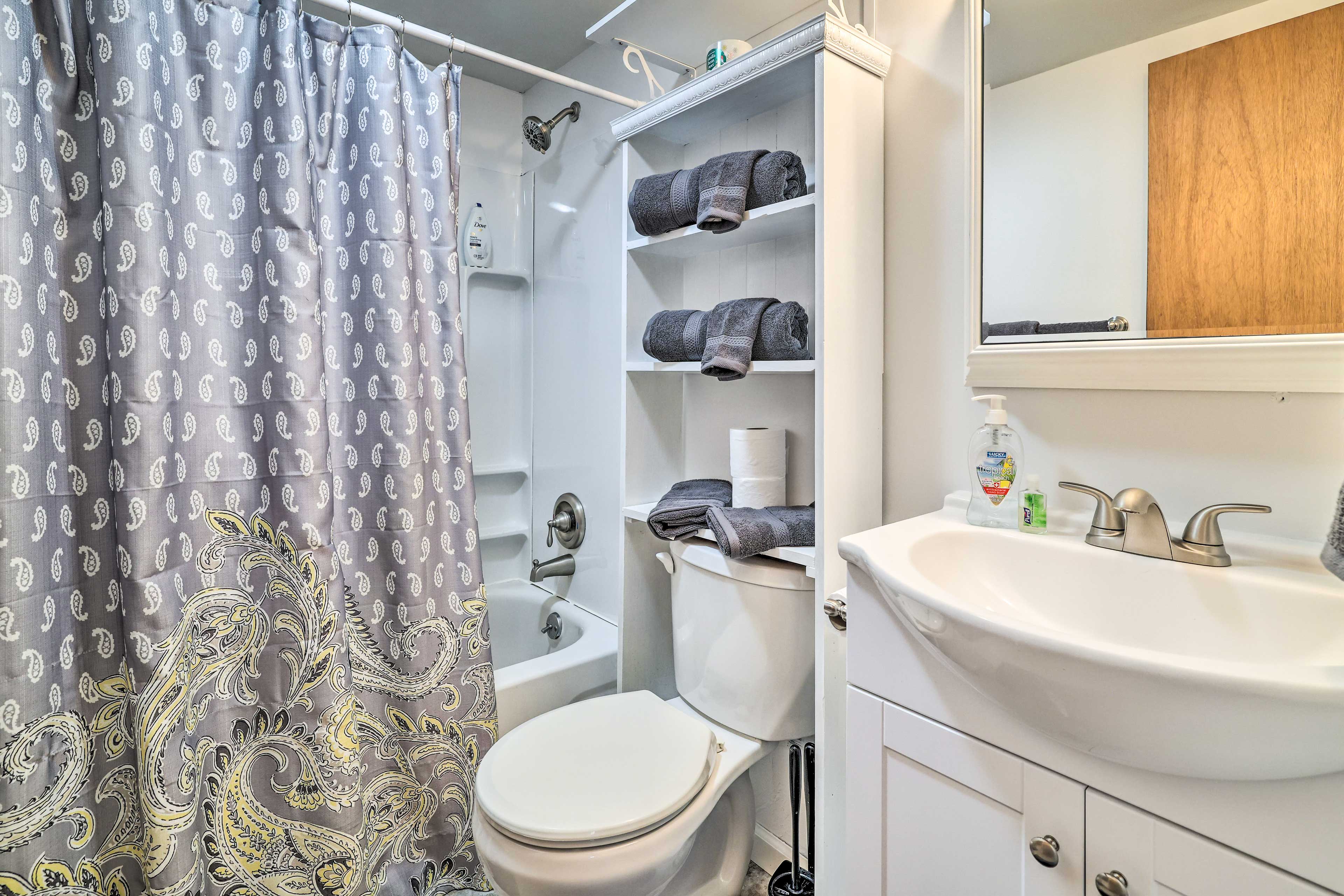 Full Bathroom | Complimentary Toiletries | Towels Provided