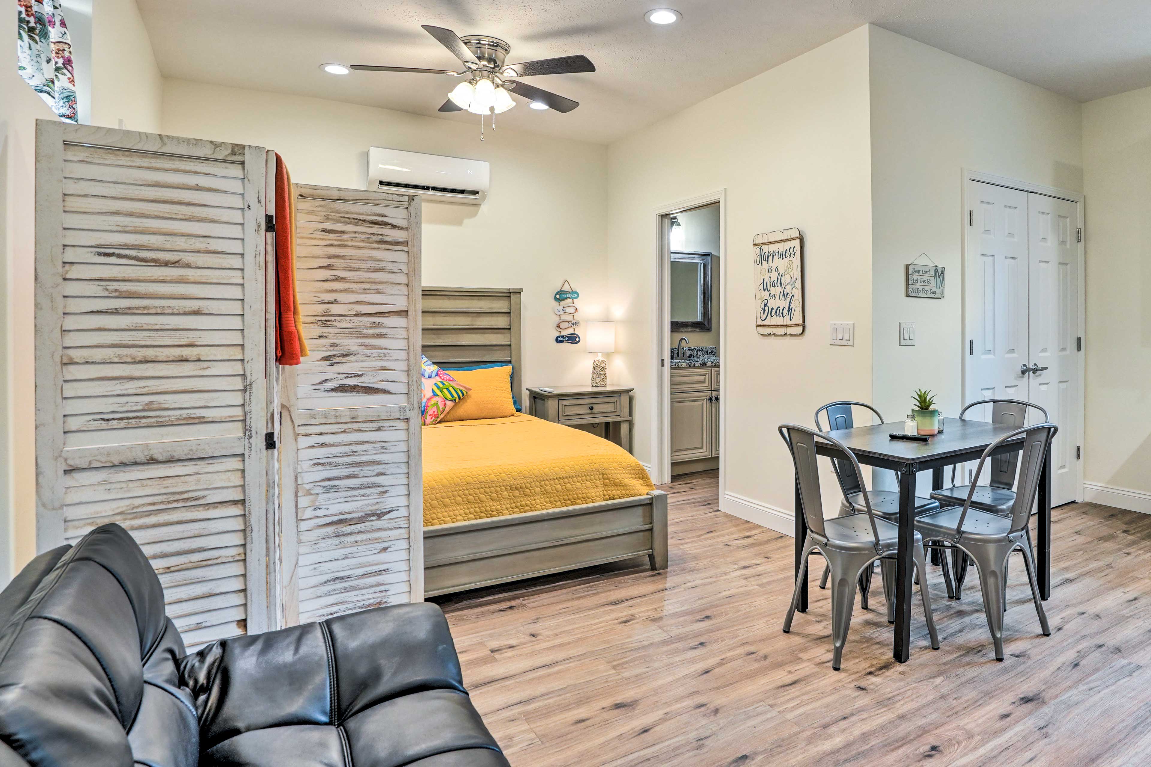 Studio | Queen Bed | Futon | Main Floor | Central Air Conditioning