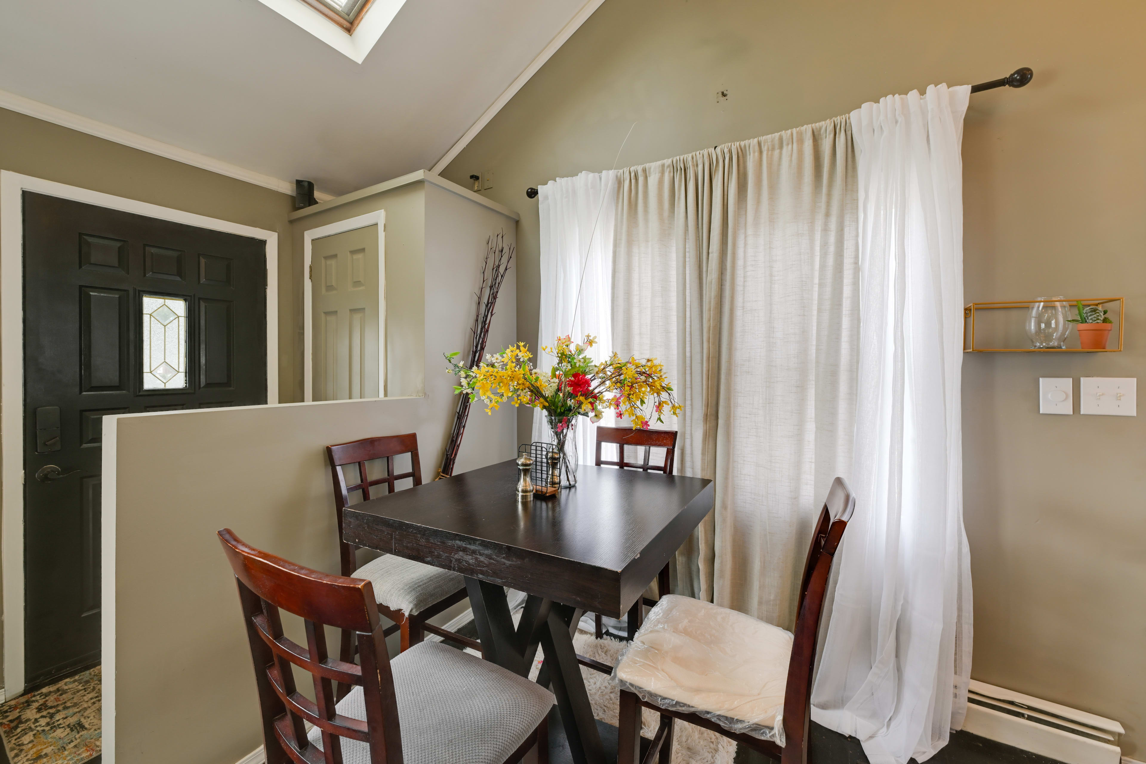 Dining Area | Dishware/Flatware Provided