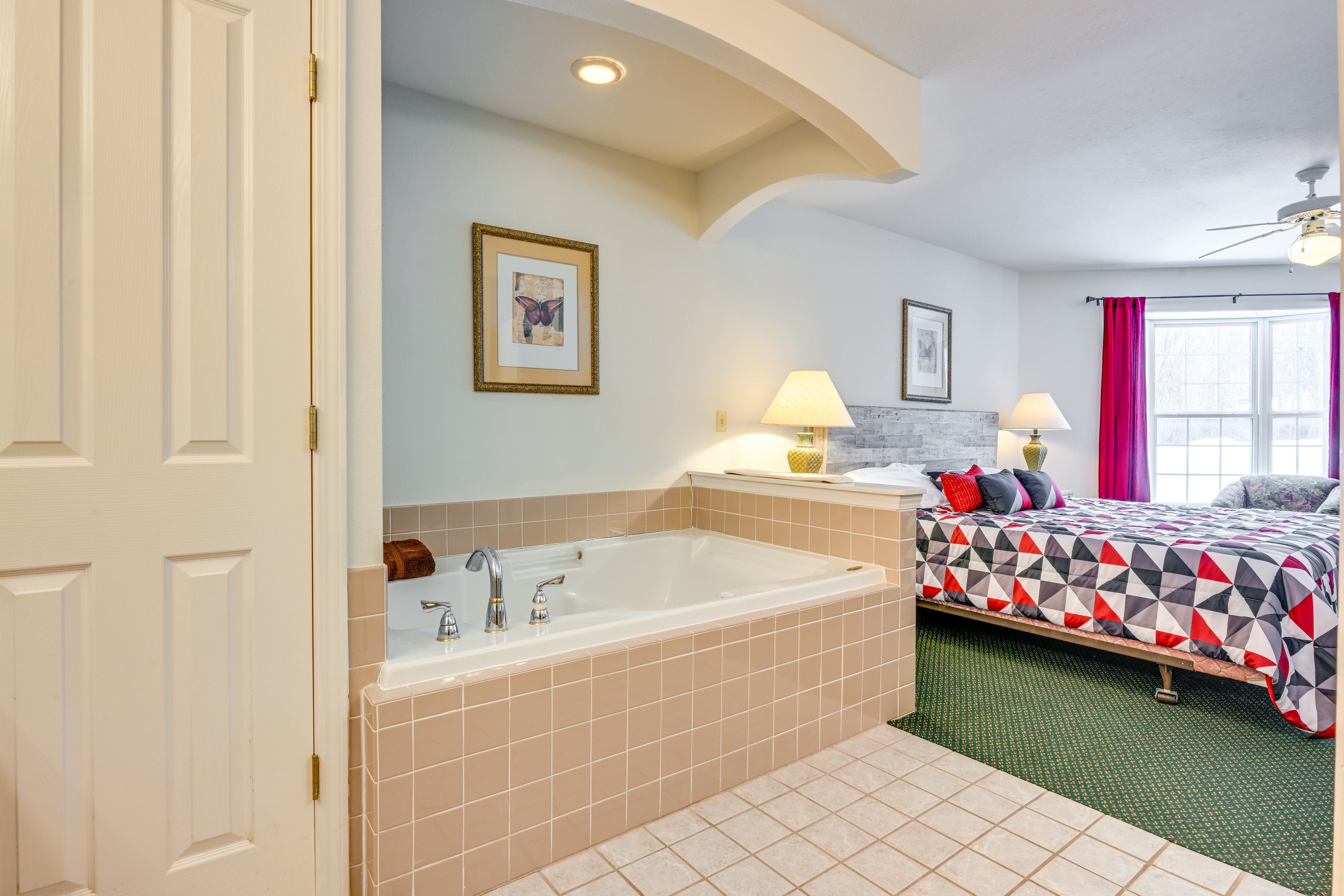 En-Suite Bathroom | Jetted Bathtub | Complimentary Toiletries