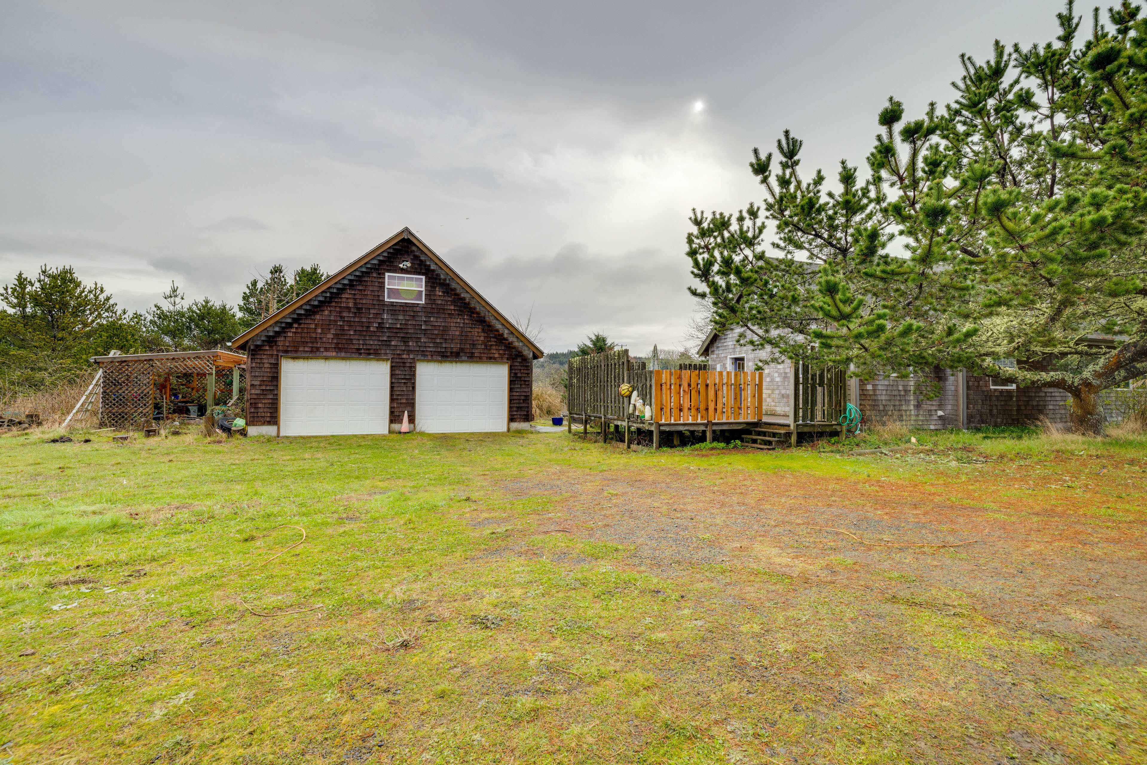 Parking | Gravel Driveway (12 Vehicles) | RV Parking