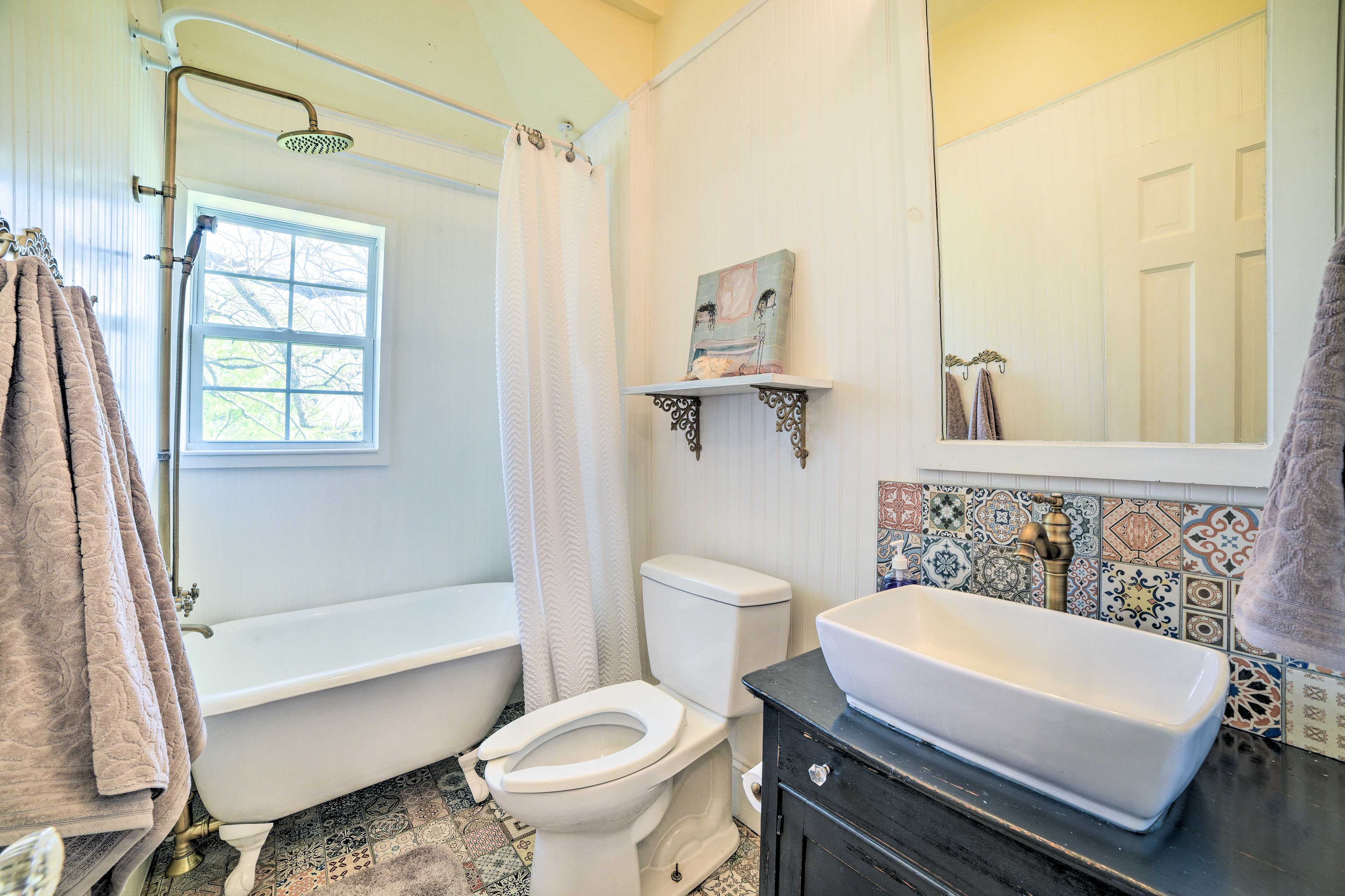 Full Bathroom | Complimentary Toiletries | Hair Dryer