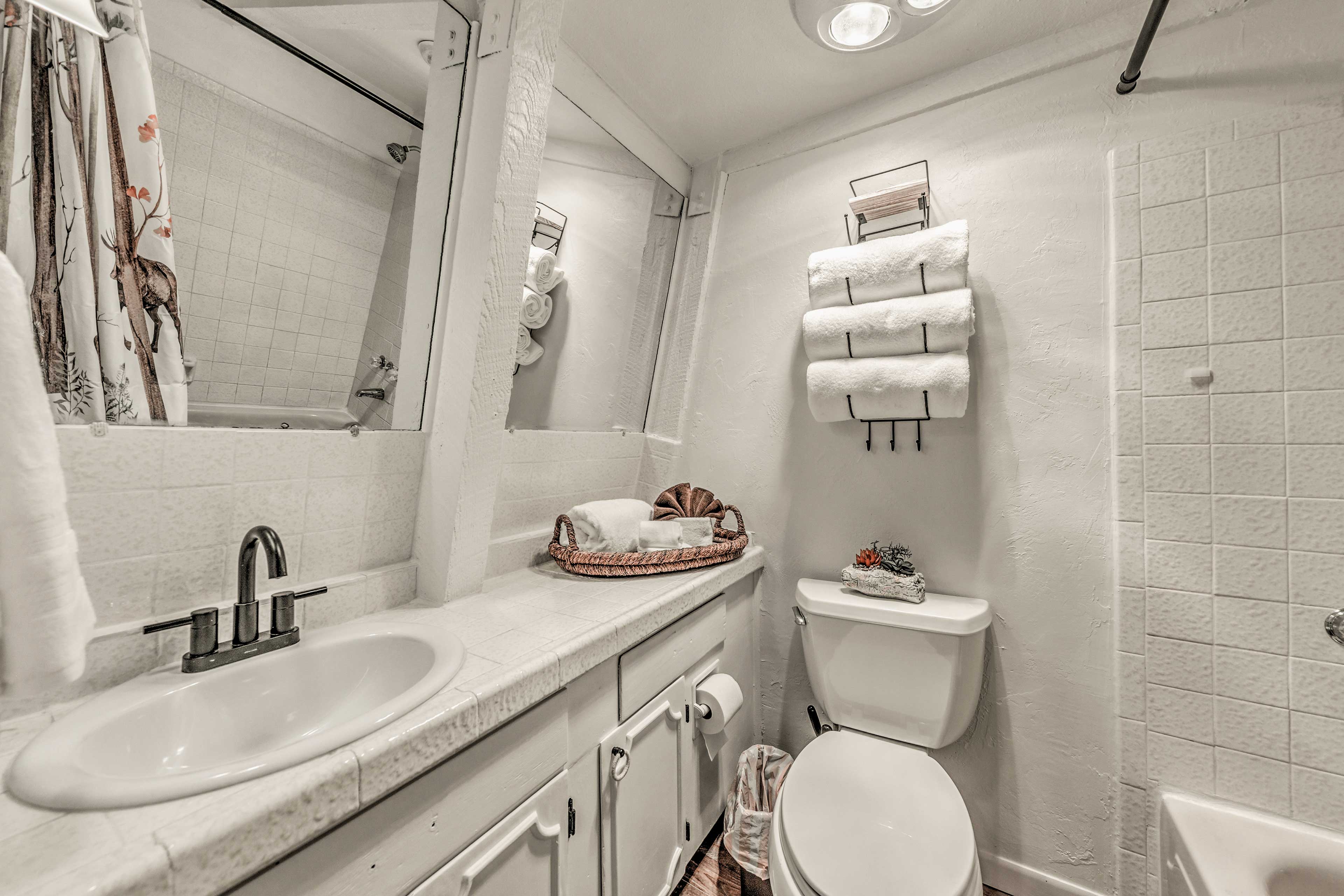 Full Bathroom | Complimentary Toiletries | Hair Dryer