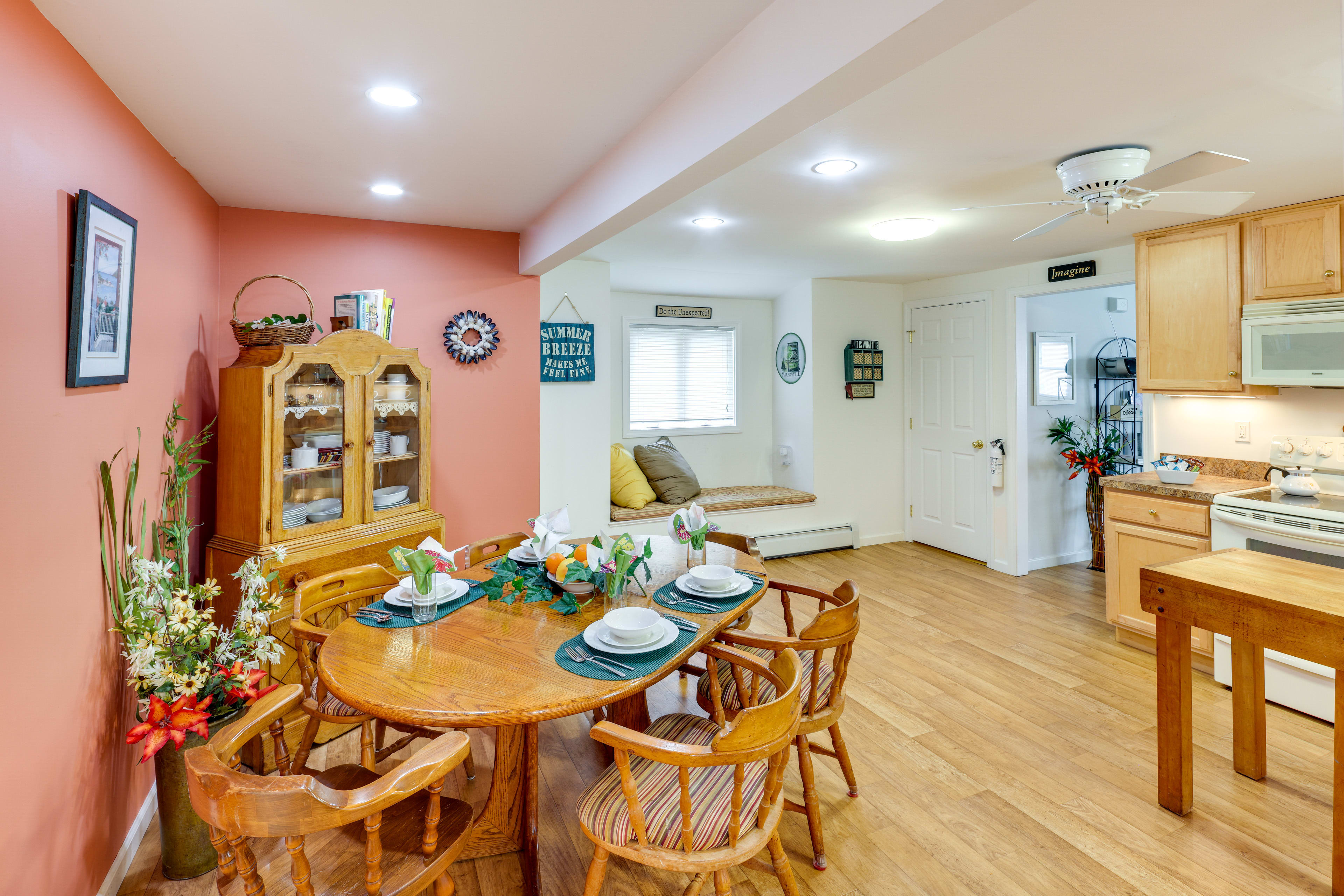 Dining Area | Dishware & Flatware Provided