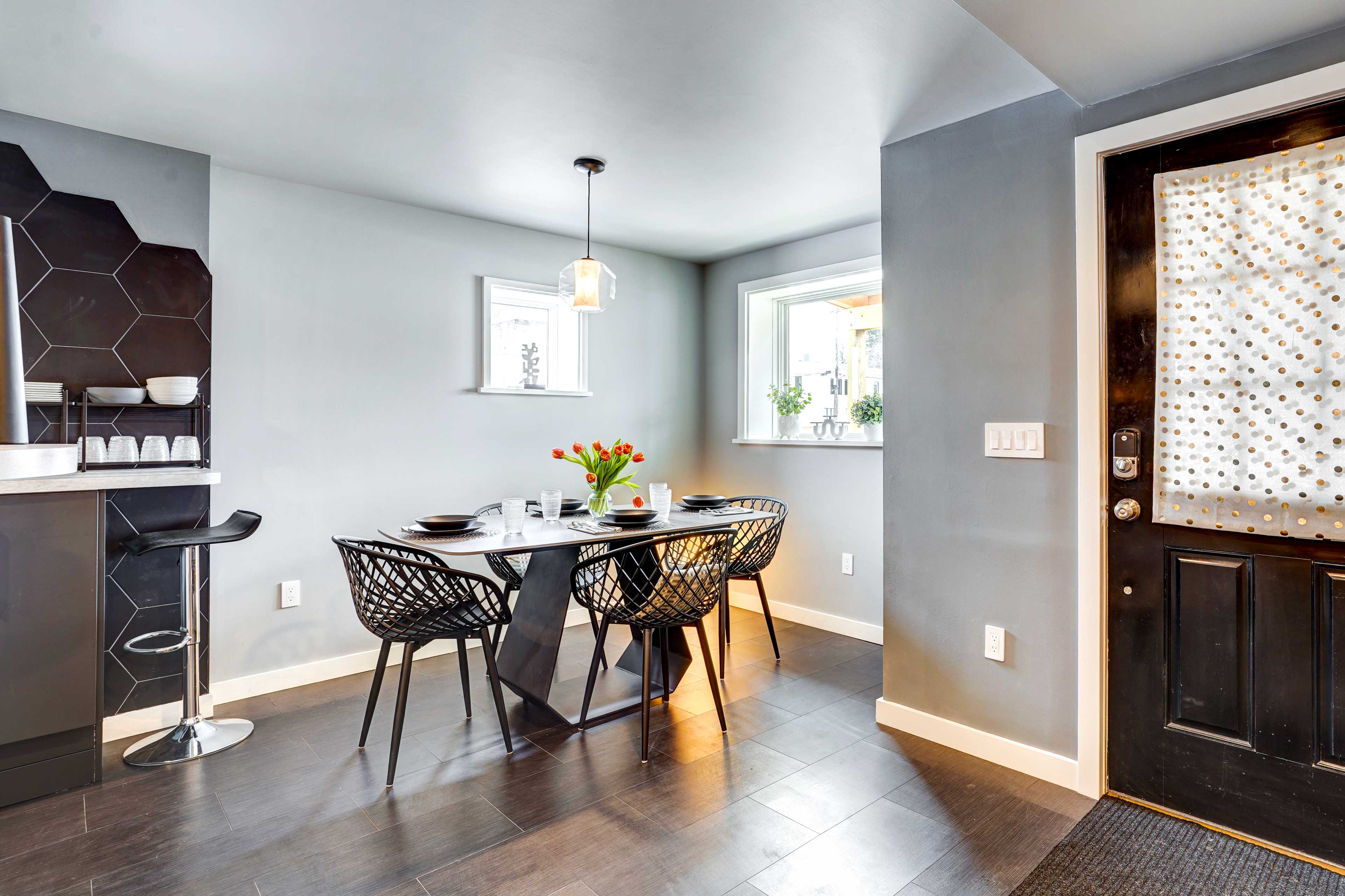 Dining Area | Dishware/Flatware Provided