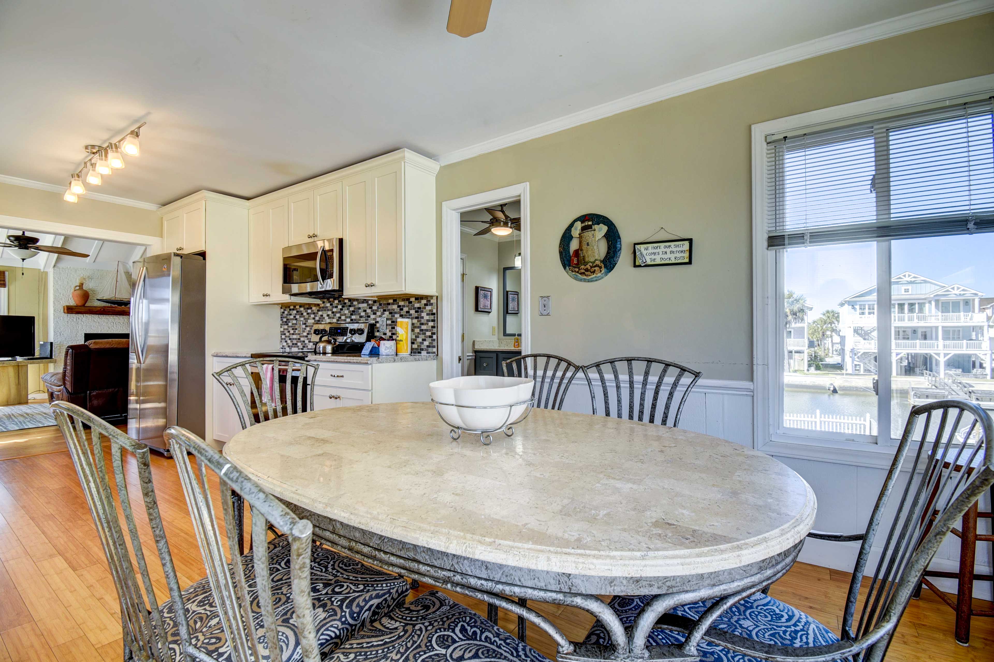 Dining Area | Dishware & Flatware Provided