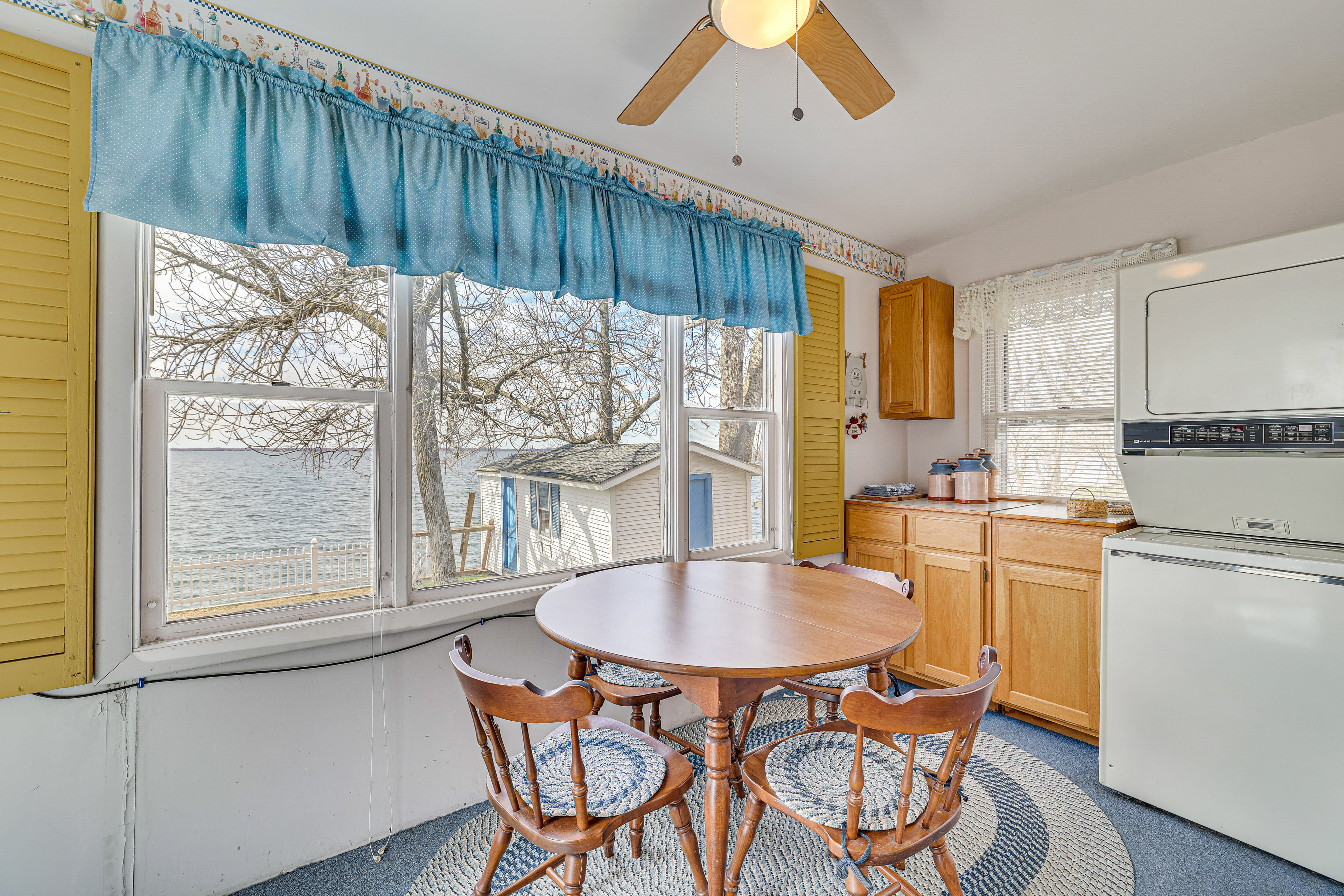 Breakfast Nook | Washer/Dryer