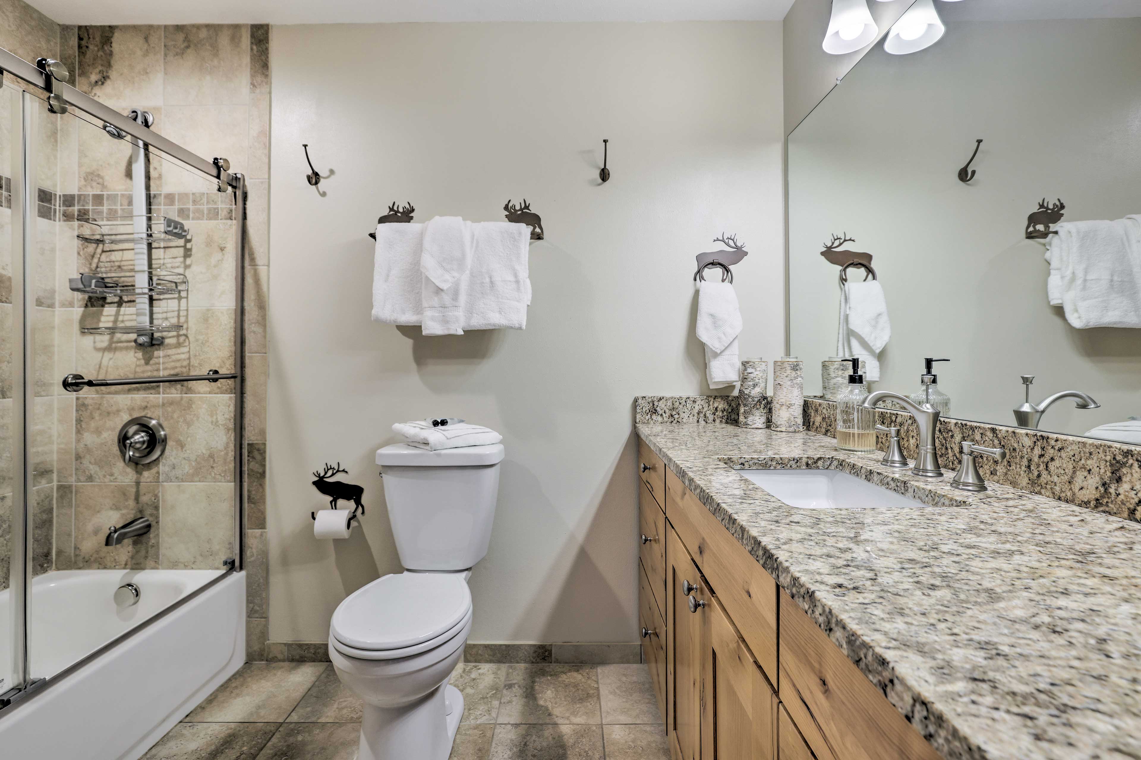 En-Suite Bathroom | Towels Provided | Complimentary Toiletries