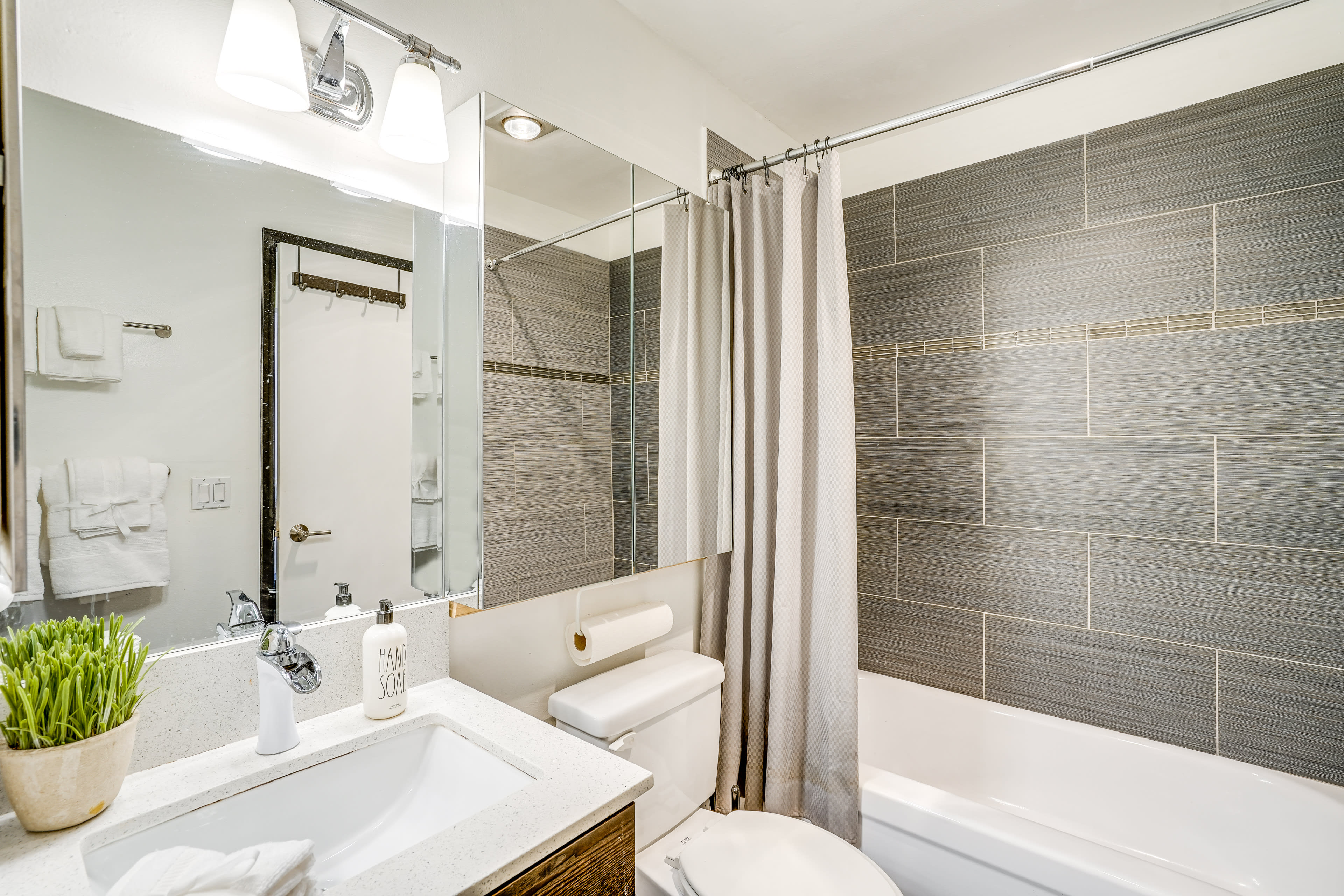 Full Bathroom | Complimentary Toiletries | Towels Provided