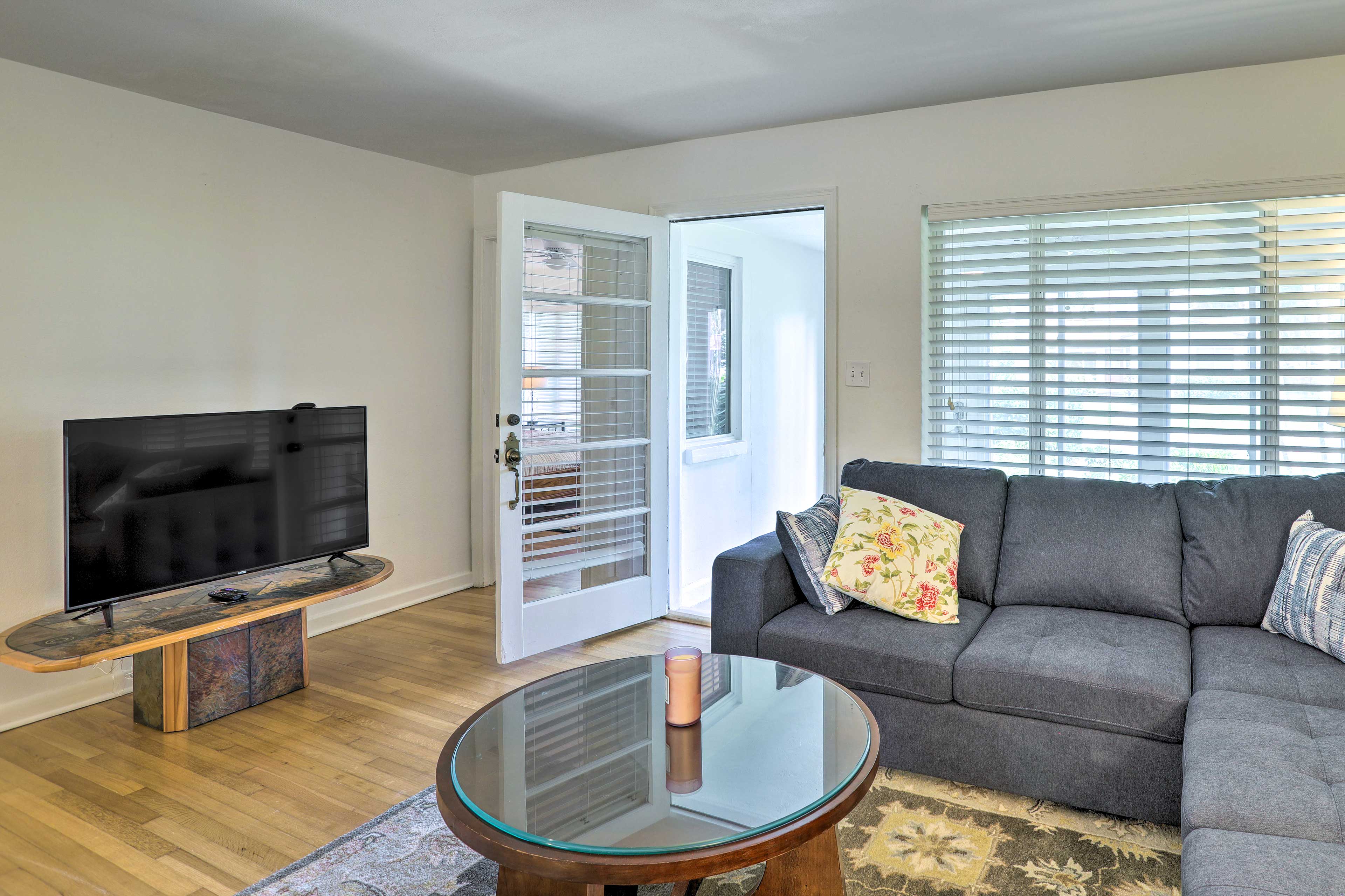 Living Room | Free WiFi | Central Heat & A/C | Smart TV