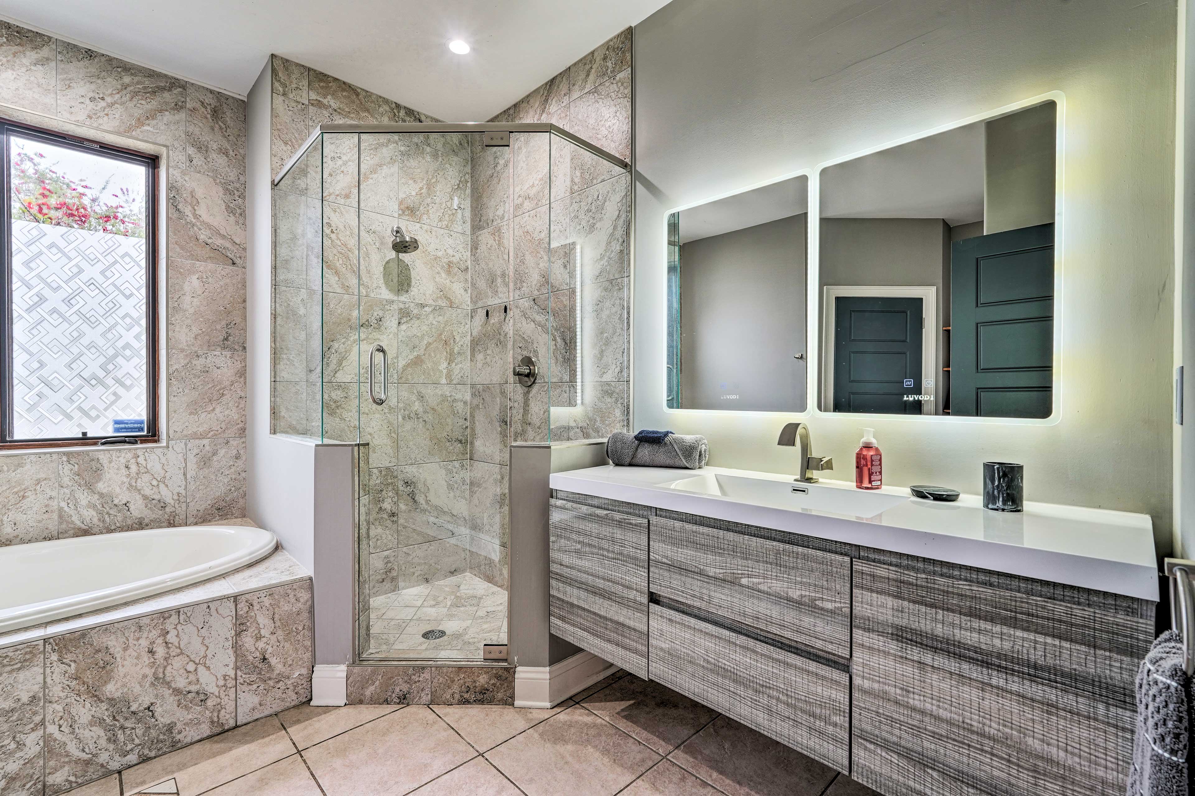 En-Suite Bathroom | Complimentary Toiletries | Jetted Tub