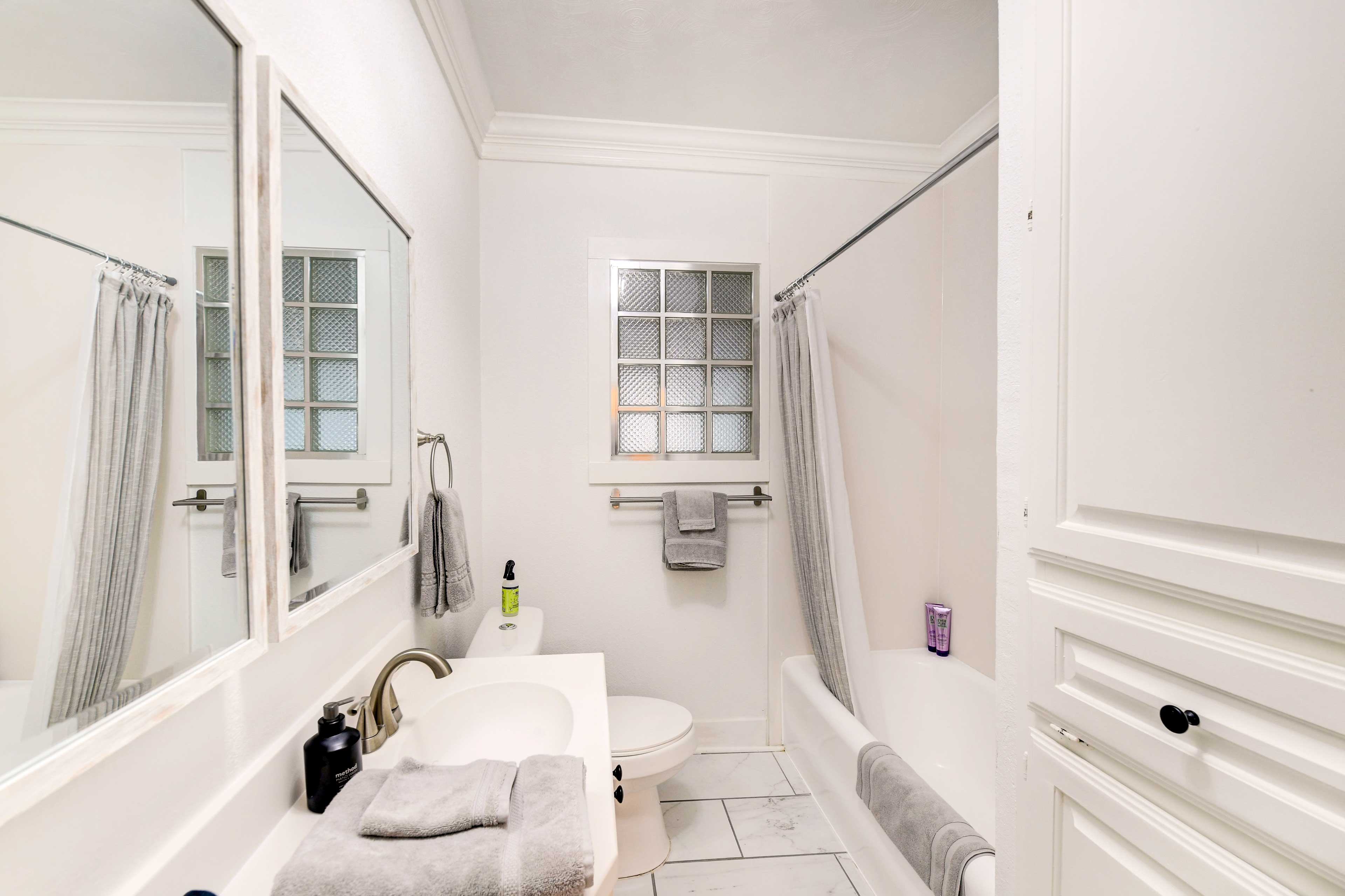 Full Bathroom | Shower/Tub Combo | Towels Provided | Complimentary Toiletries