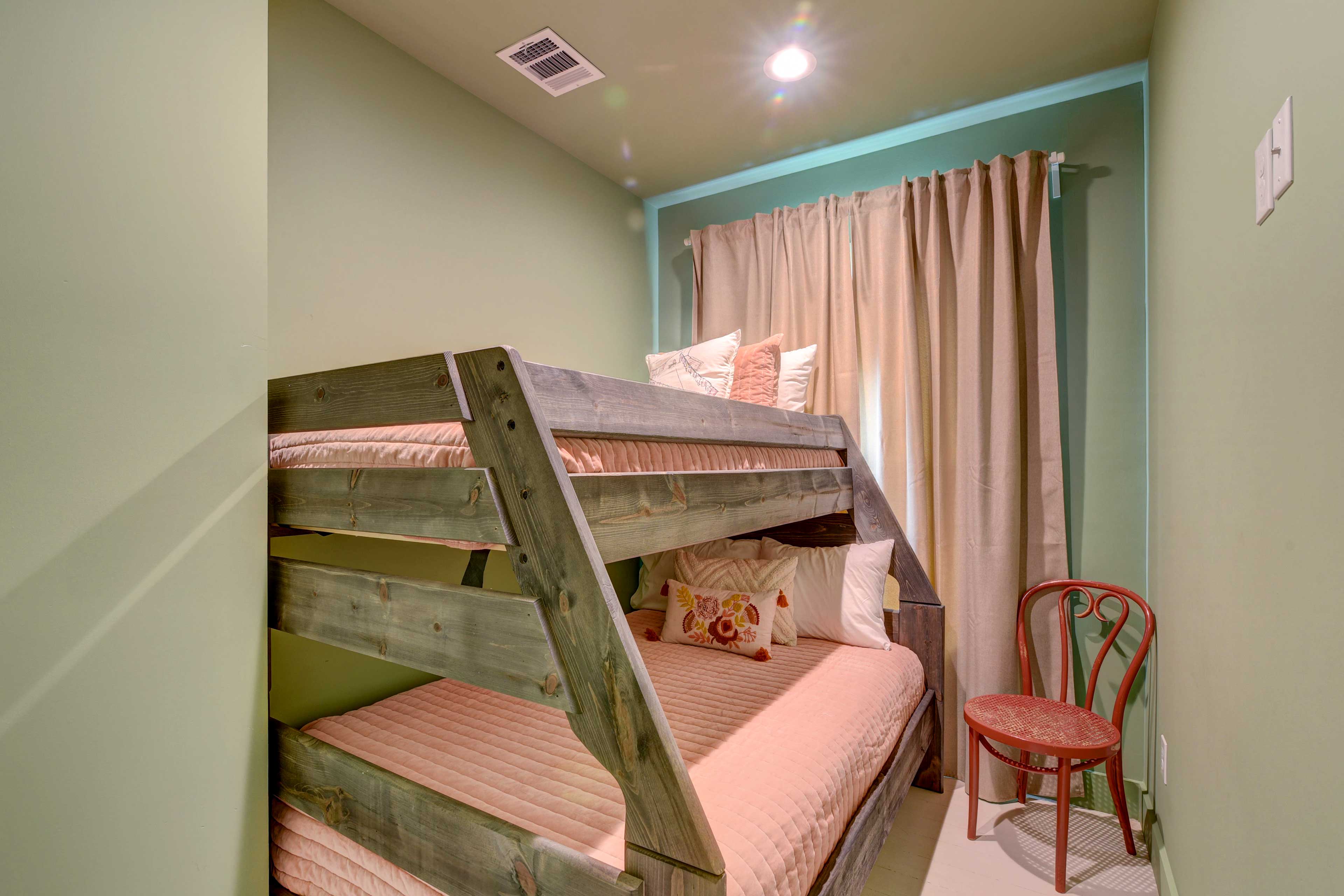 Bedroom 2 | Twin/Full Bunk Bed