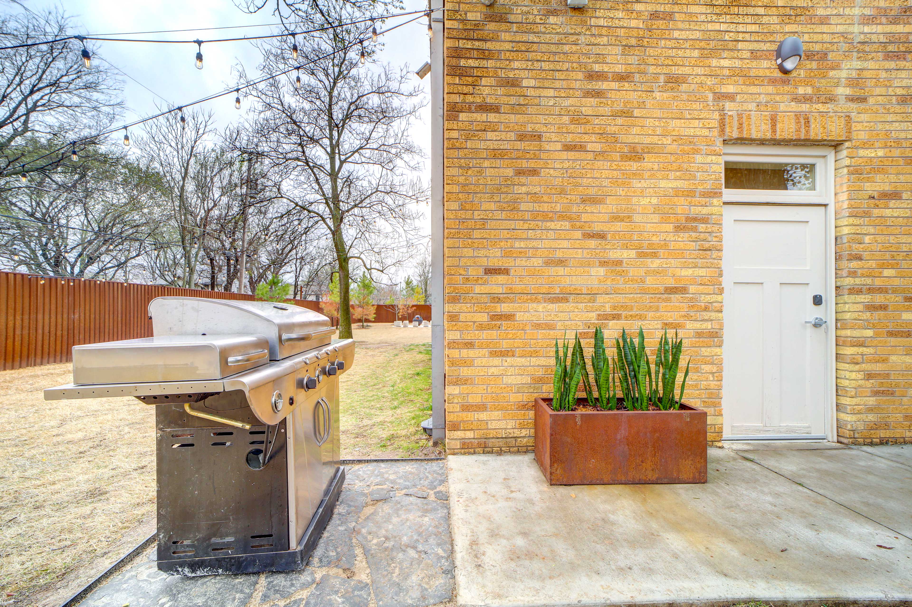 Side Patio | Gas Grill