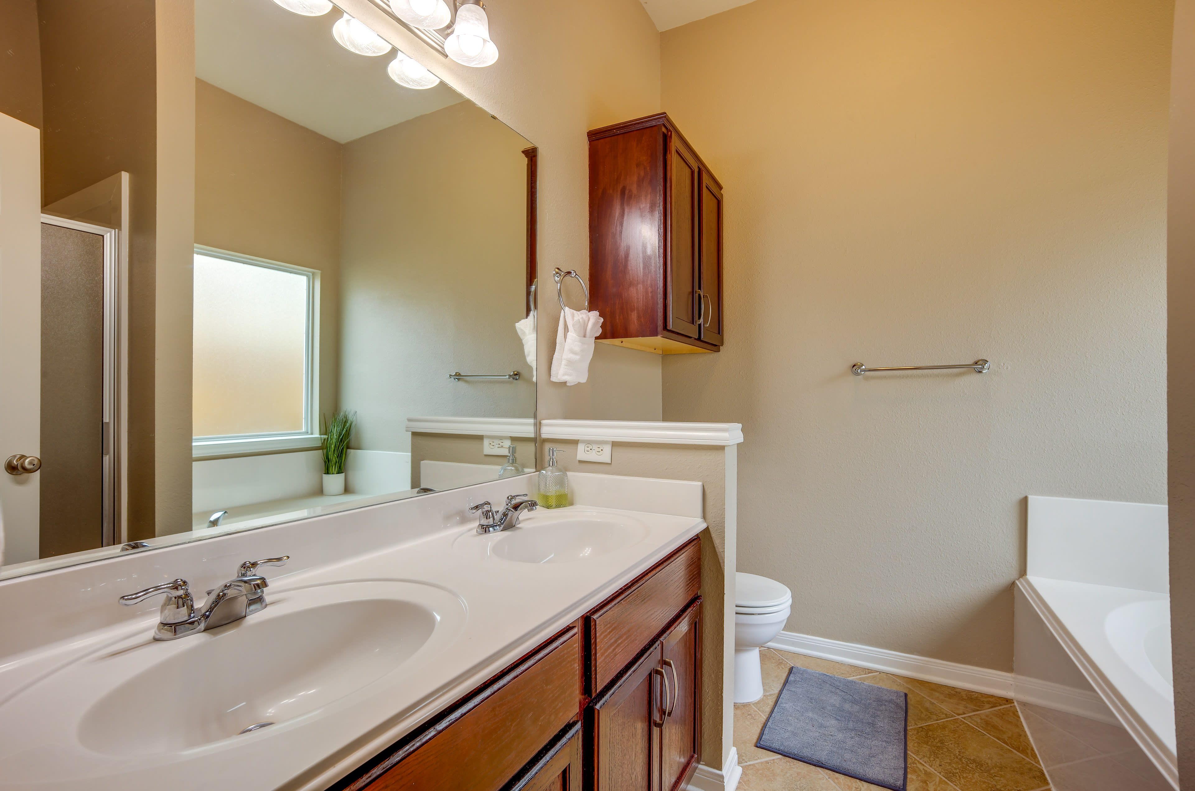 Full Bathroom | Garden Tub | Complimentary Toiletries | Towels Provided