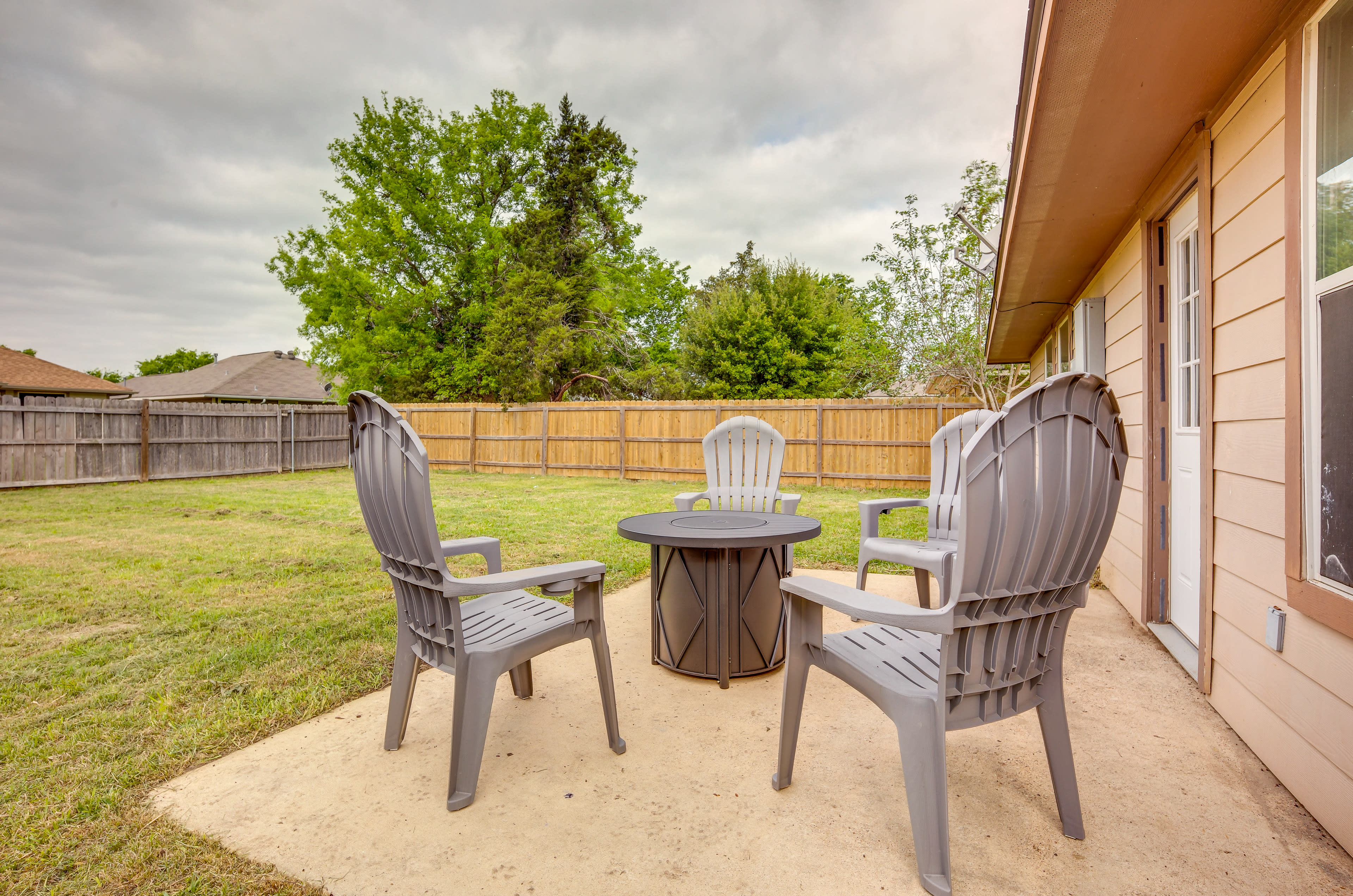 Patio | Fire Pit Table | Outdoor Seating & Dining