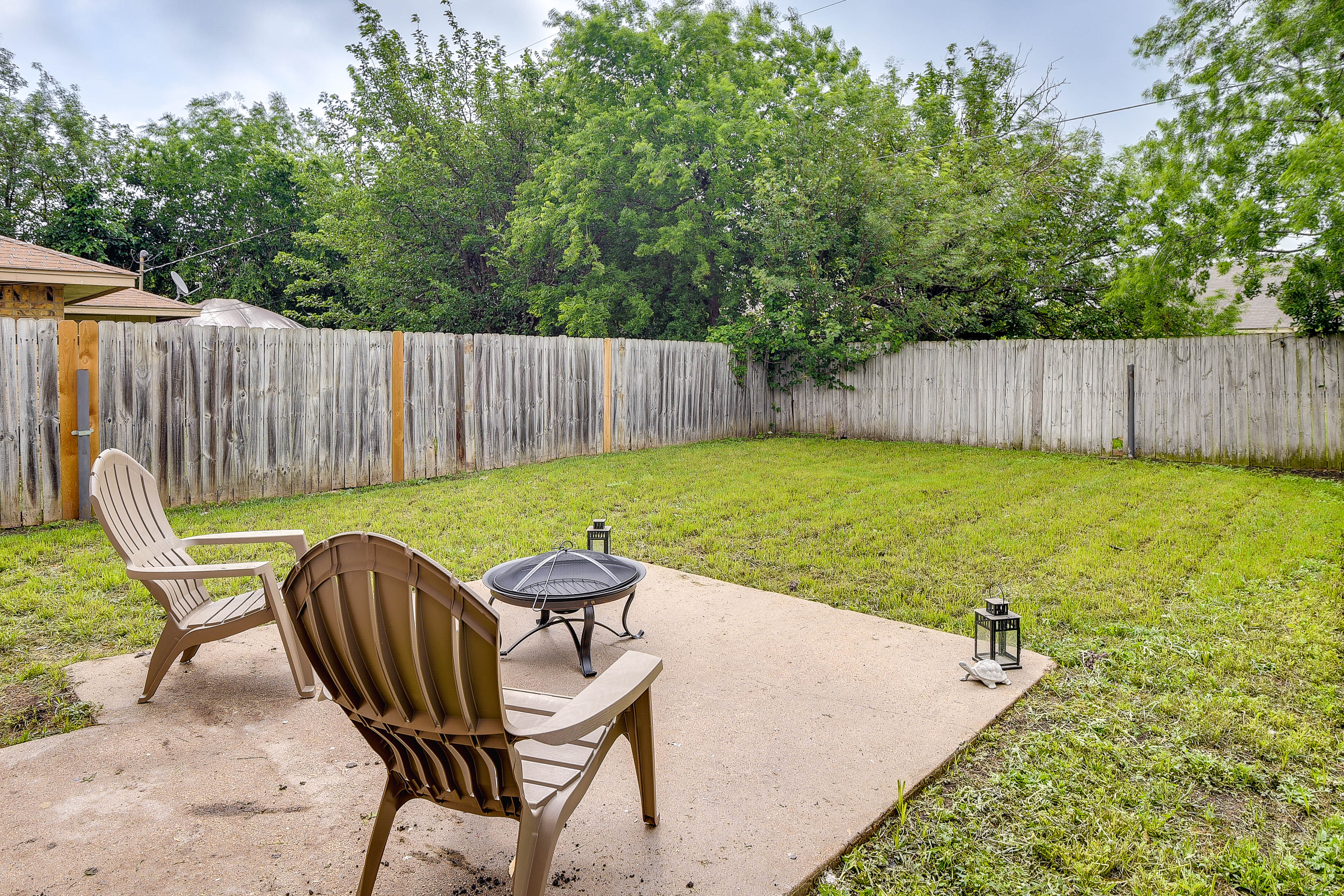 Fenced Backyard | Wood-Burning Fire Pit | Lounge Seating