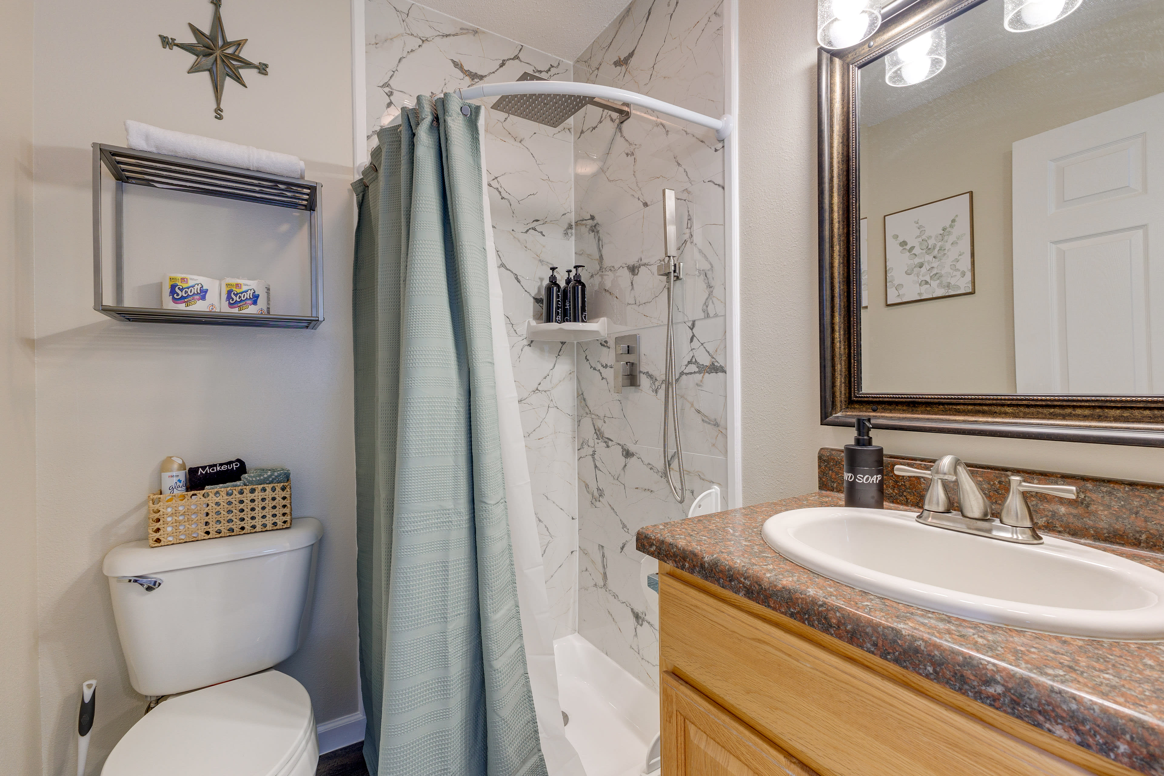 Full Bathroom | Towels Provided | Complimentary Toiletries