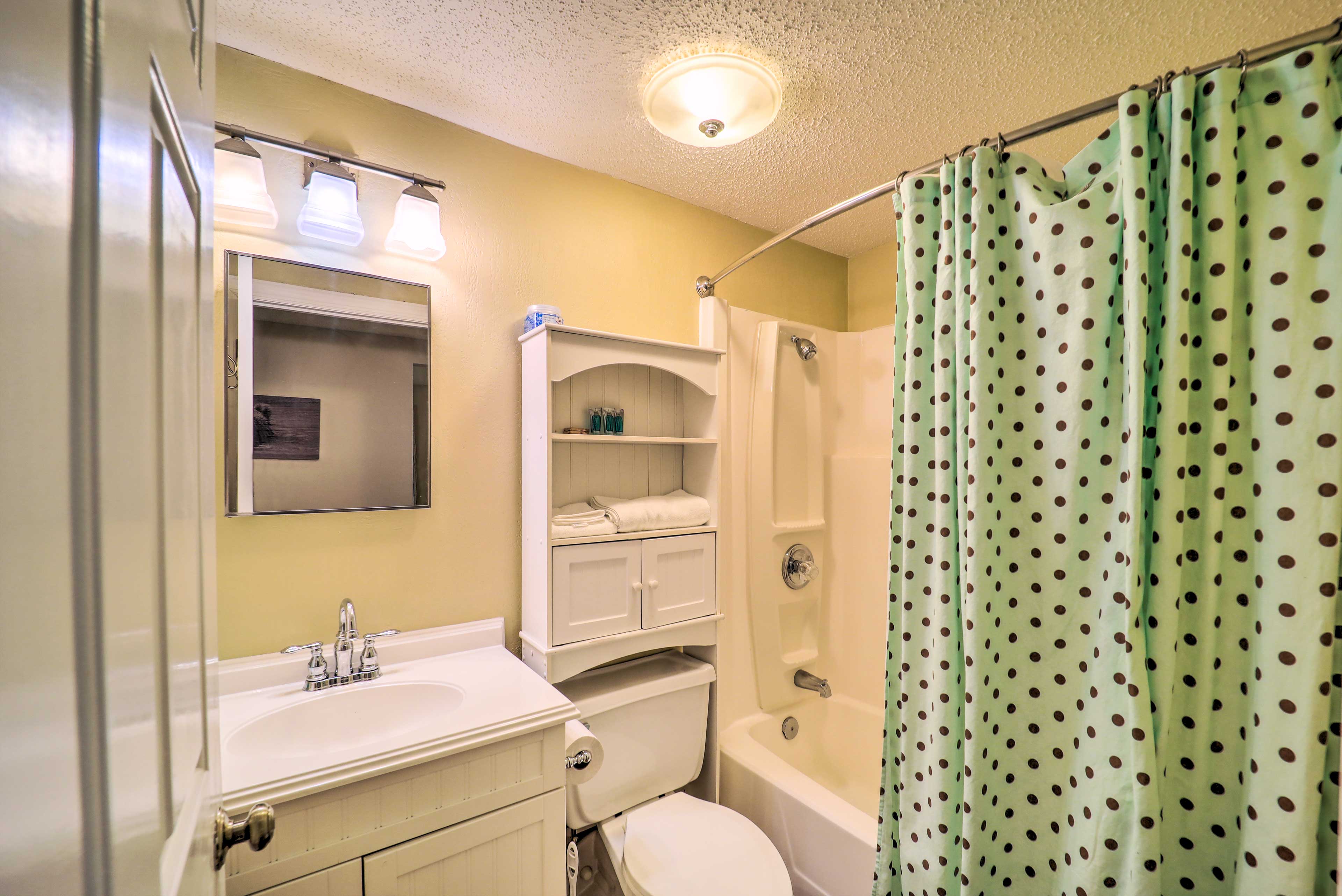 Full Bathroom | Shower/Tub Combo | Towels Provided