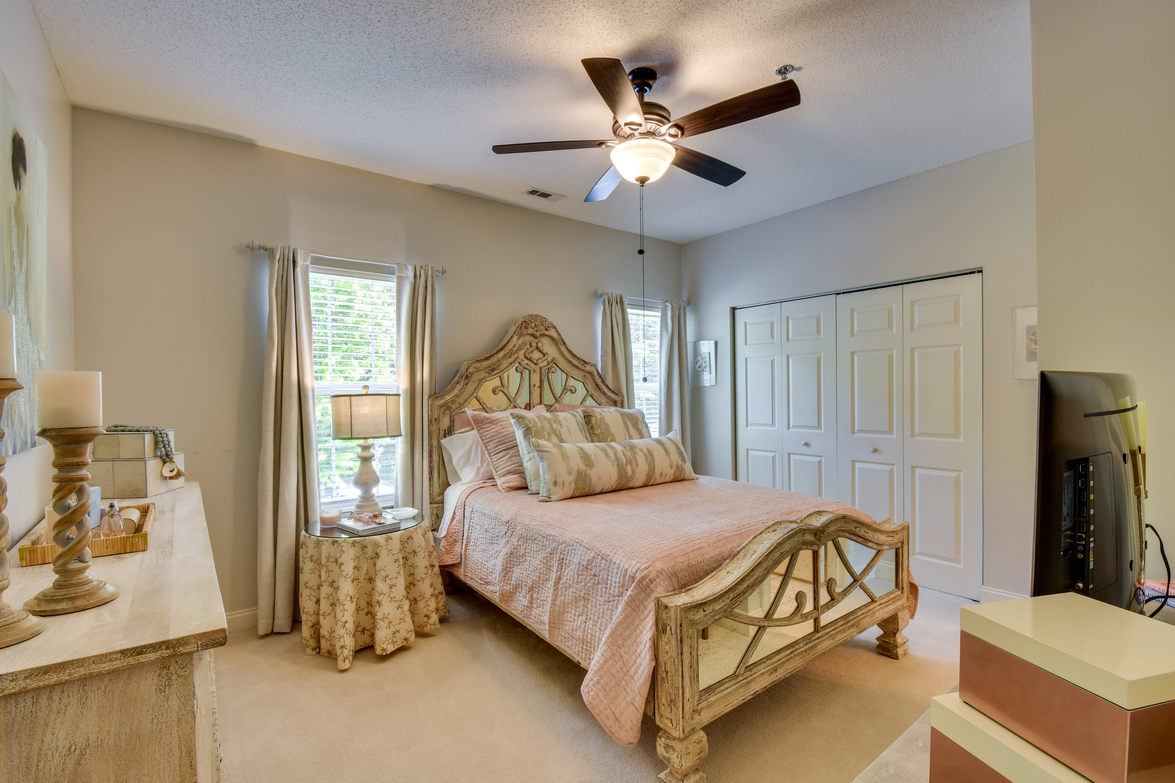 Bedroom 2 | Queen Bed | Shared En-Suite Bathroom