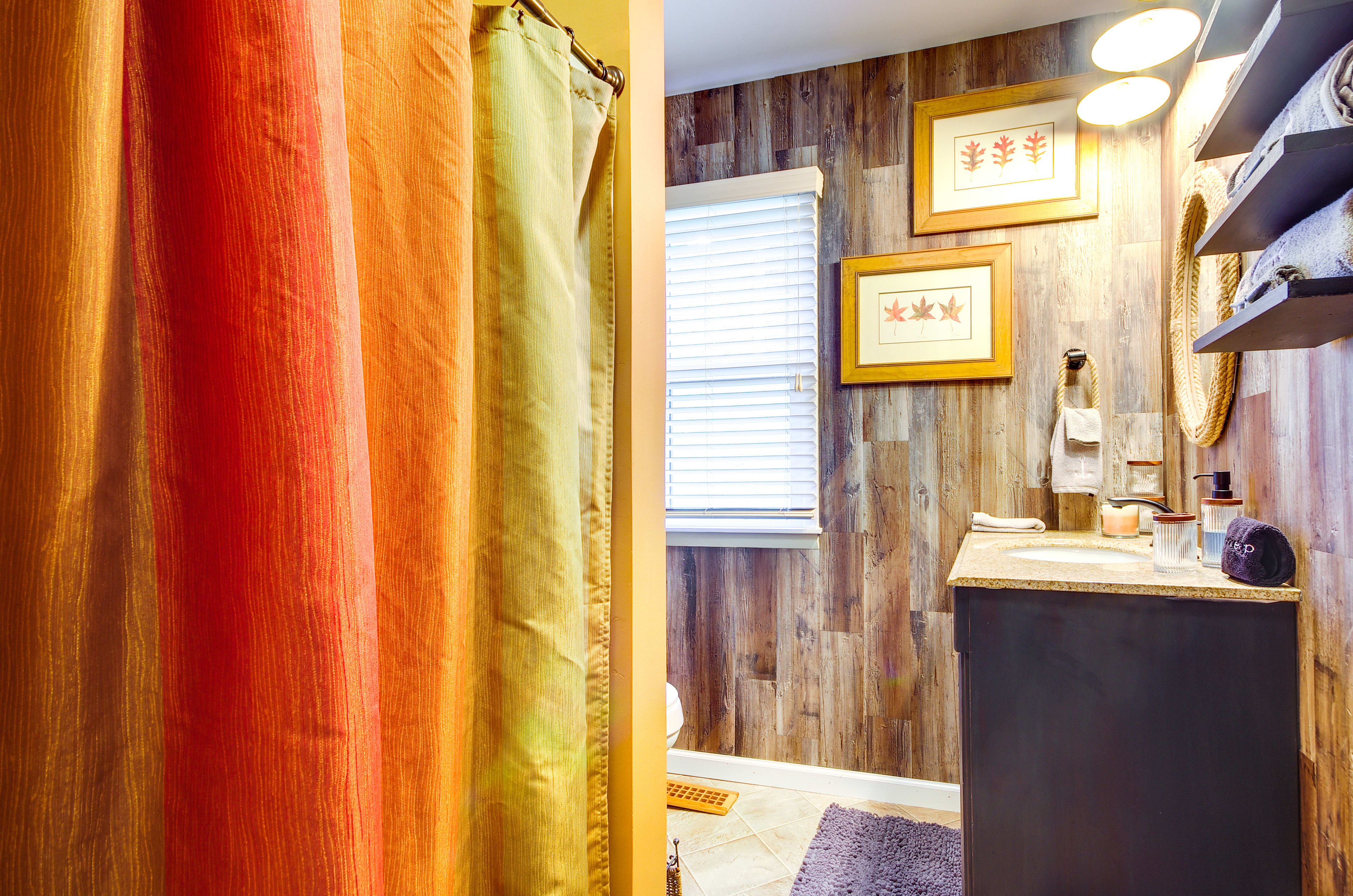 Full Bathroom | Main Level | Towels Provided