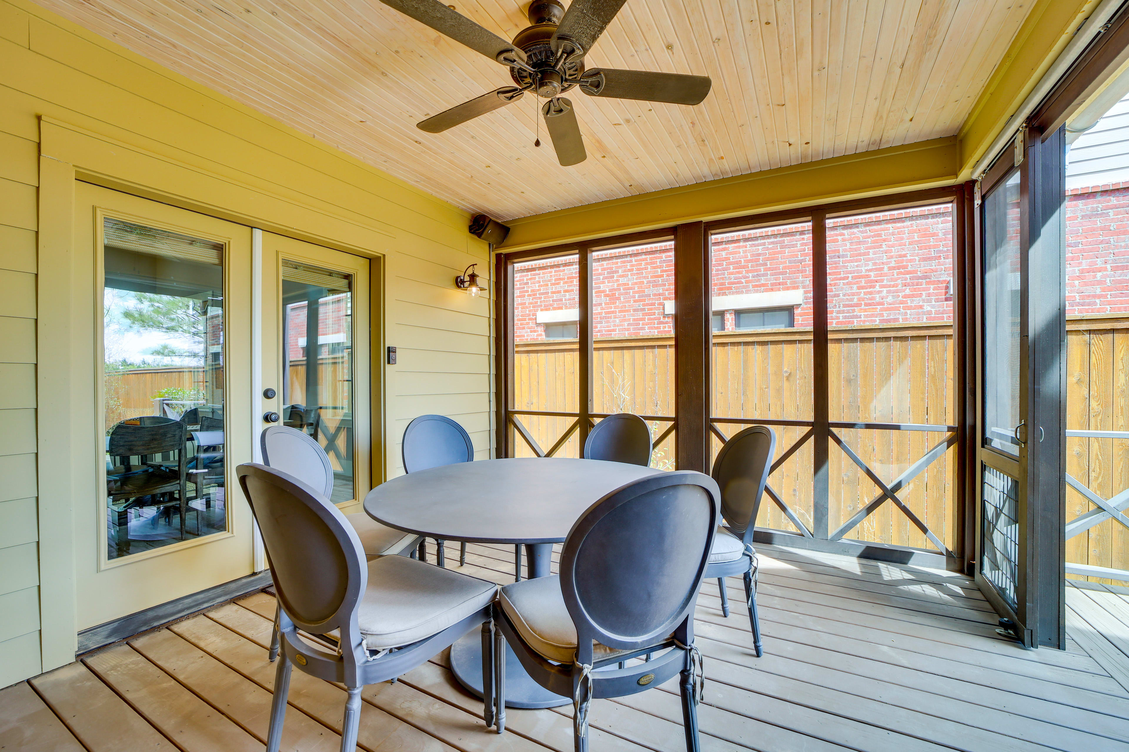 Screened-In Porch | Dining Area