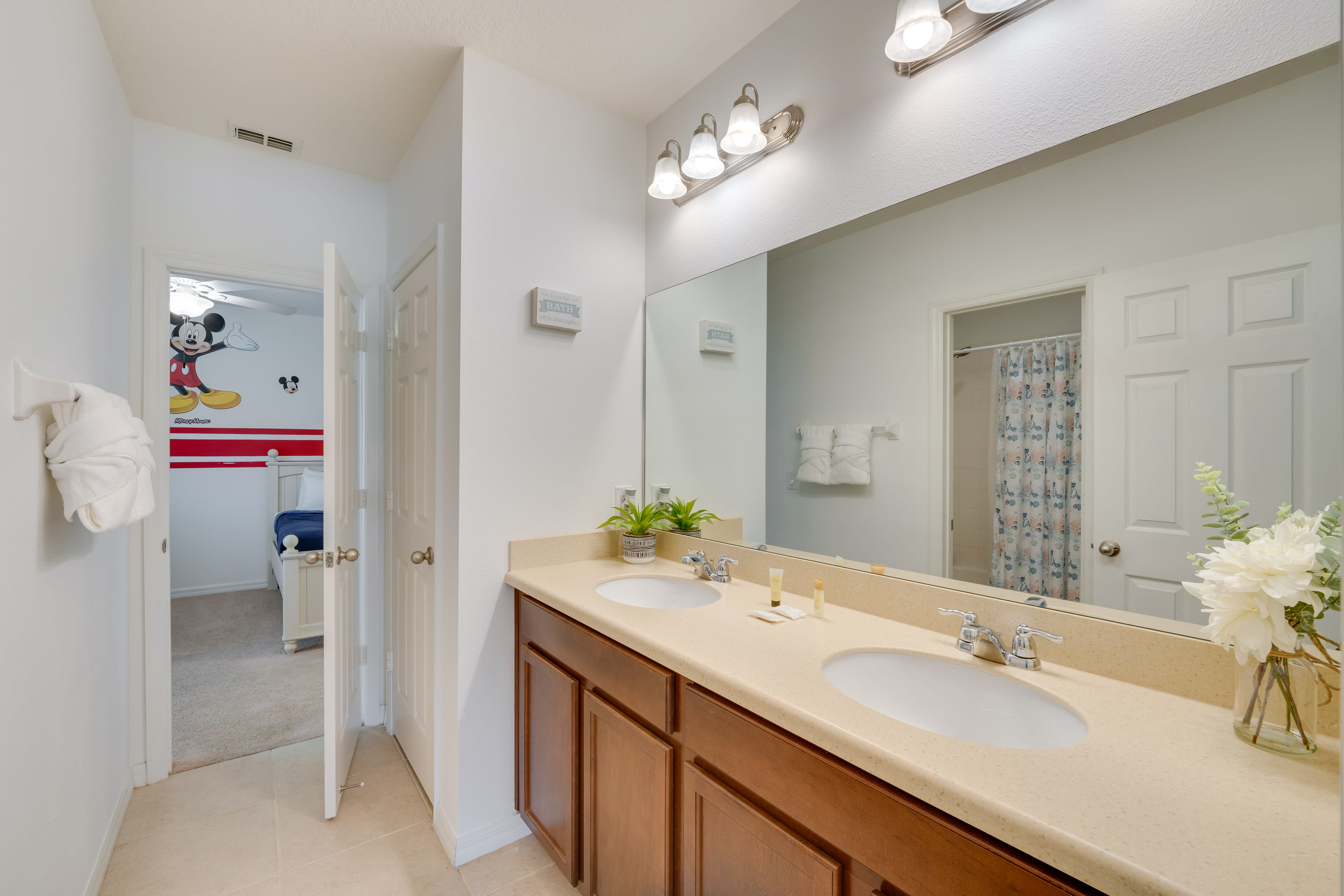 Full Bathroom | Complimentary Toiletries