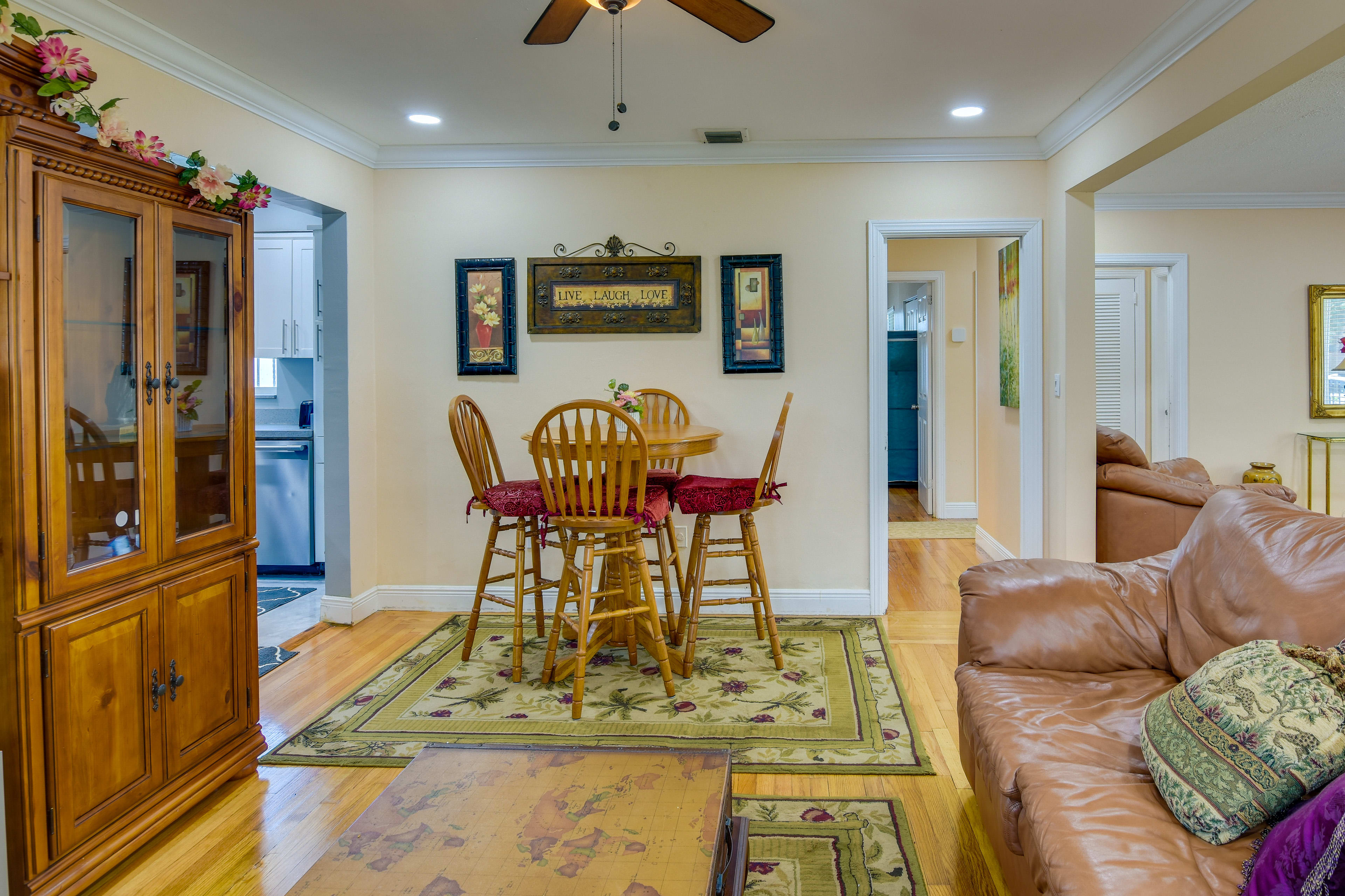 Dining Area | Dishware/Flatware Provided