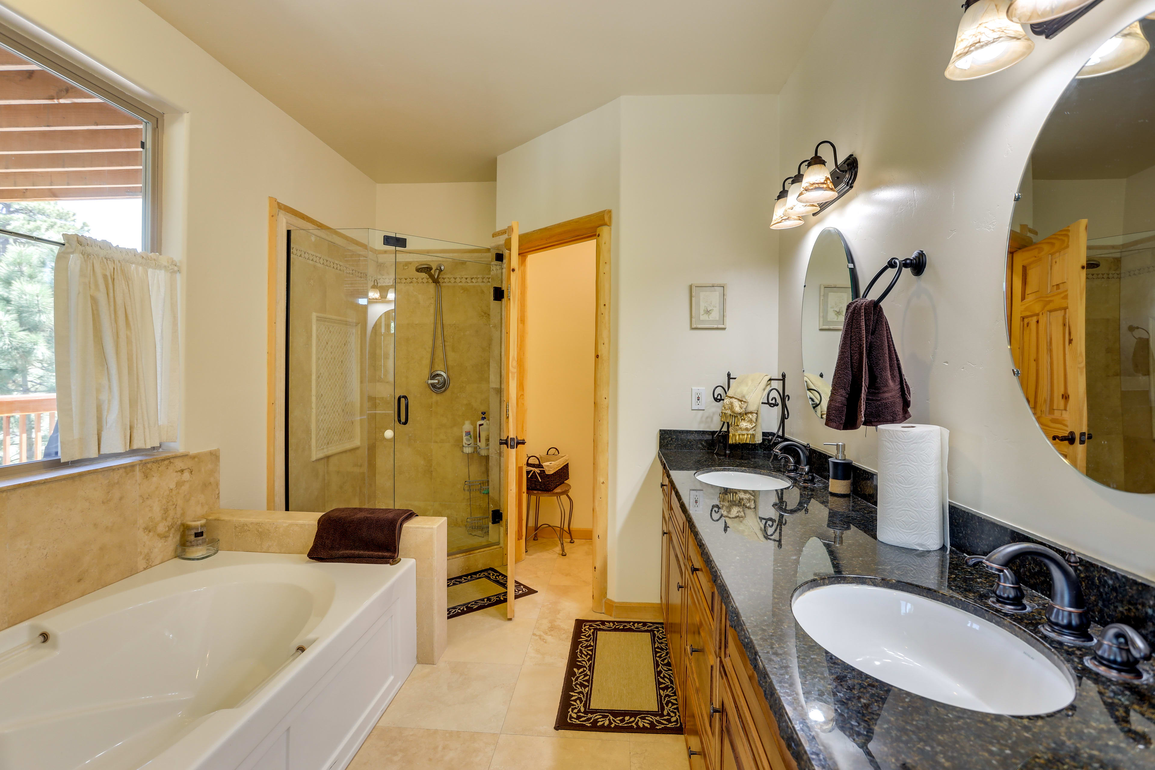 En-Suite Bathroom | Towels Provided | Complimentary Toiletries