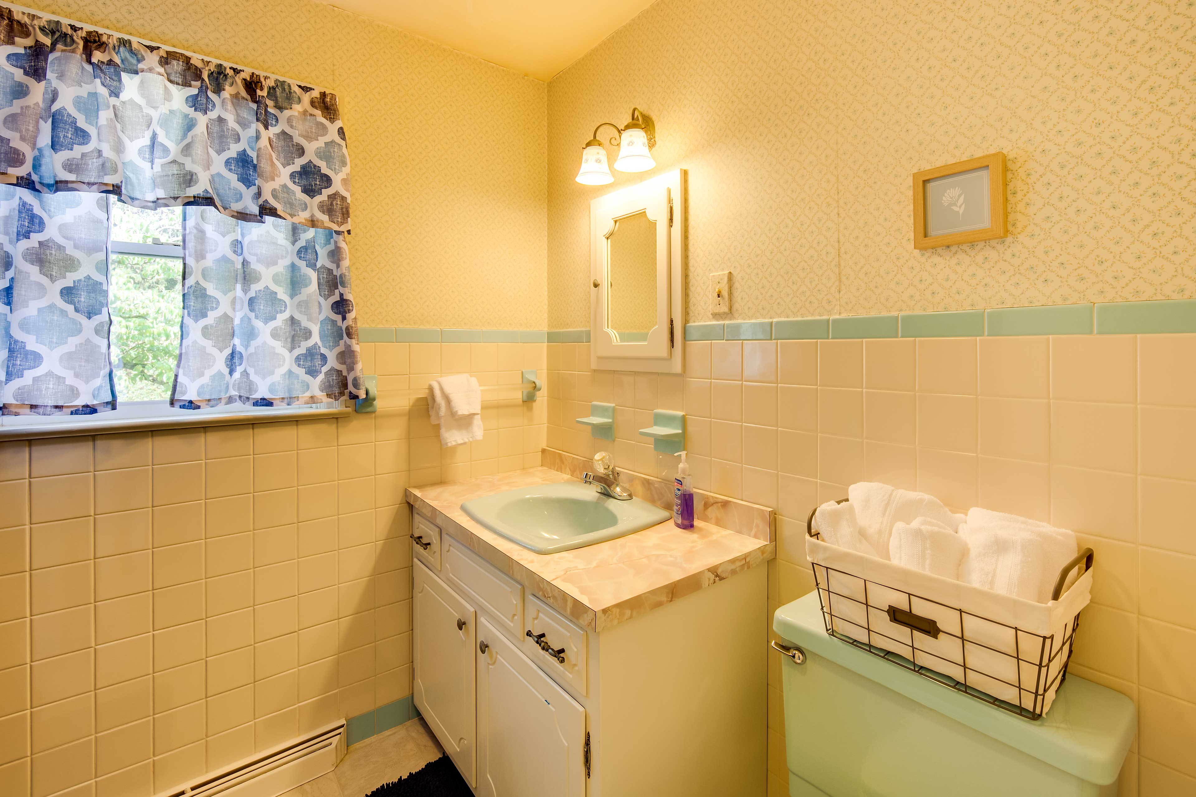 Full Bathroom | Hair Dryer | Towels Provided