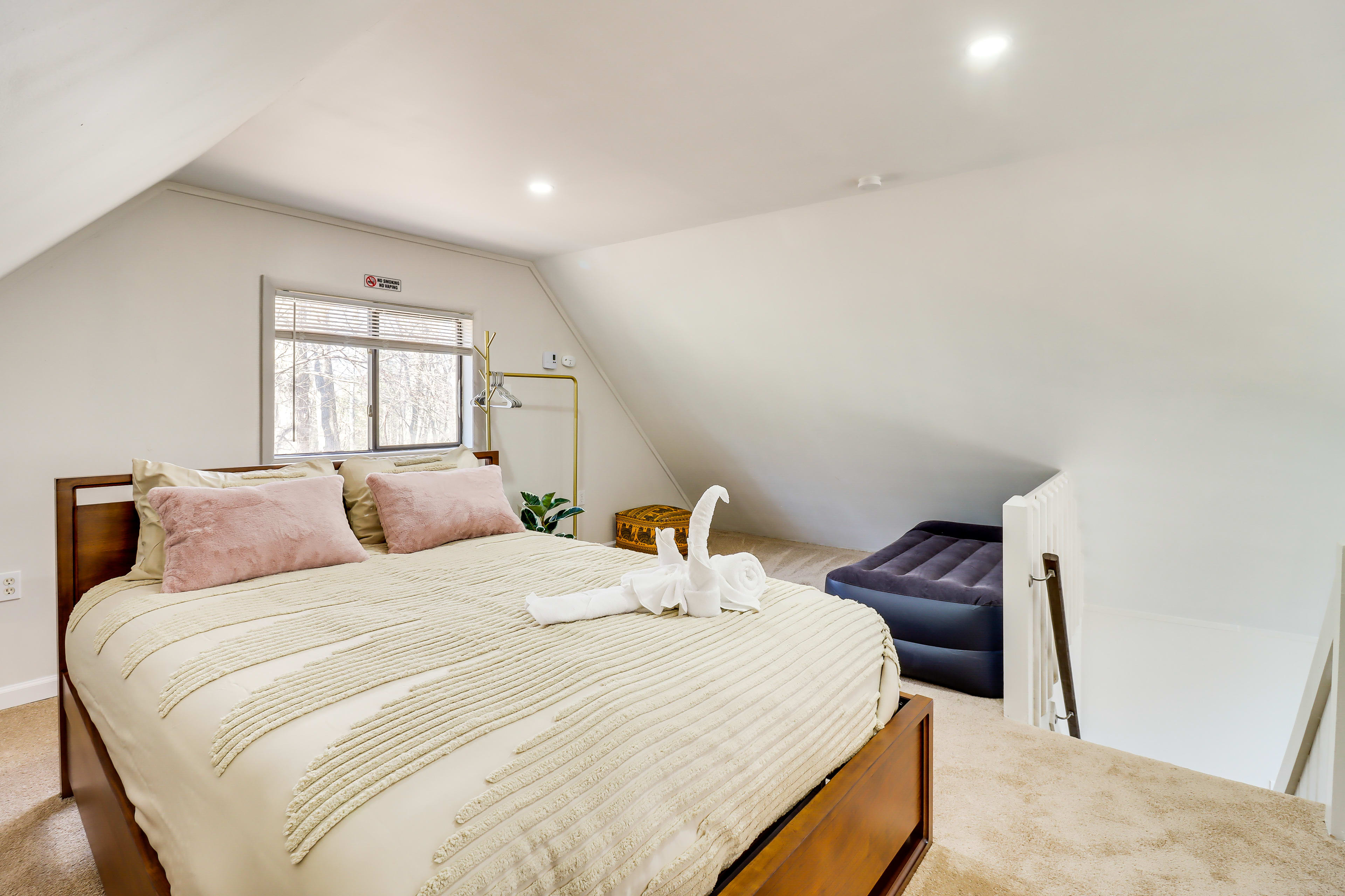 Loft | Queen Bed