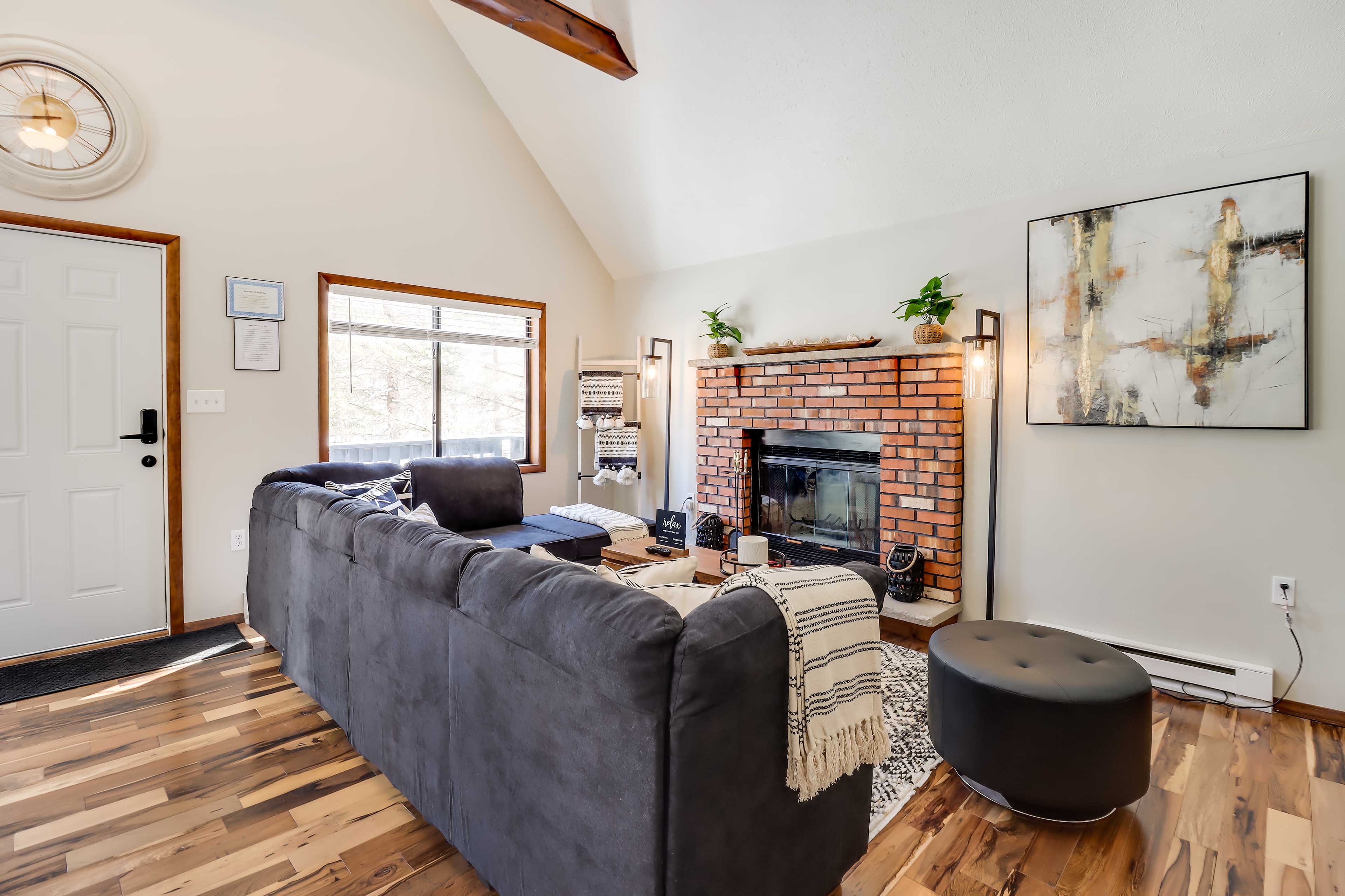 Living Room | Full Sleeper Sofa | Smart TV | Free WiFi | Fireplace