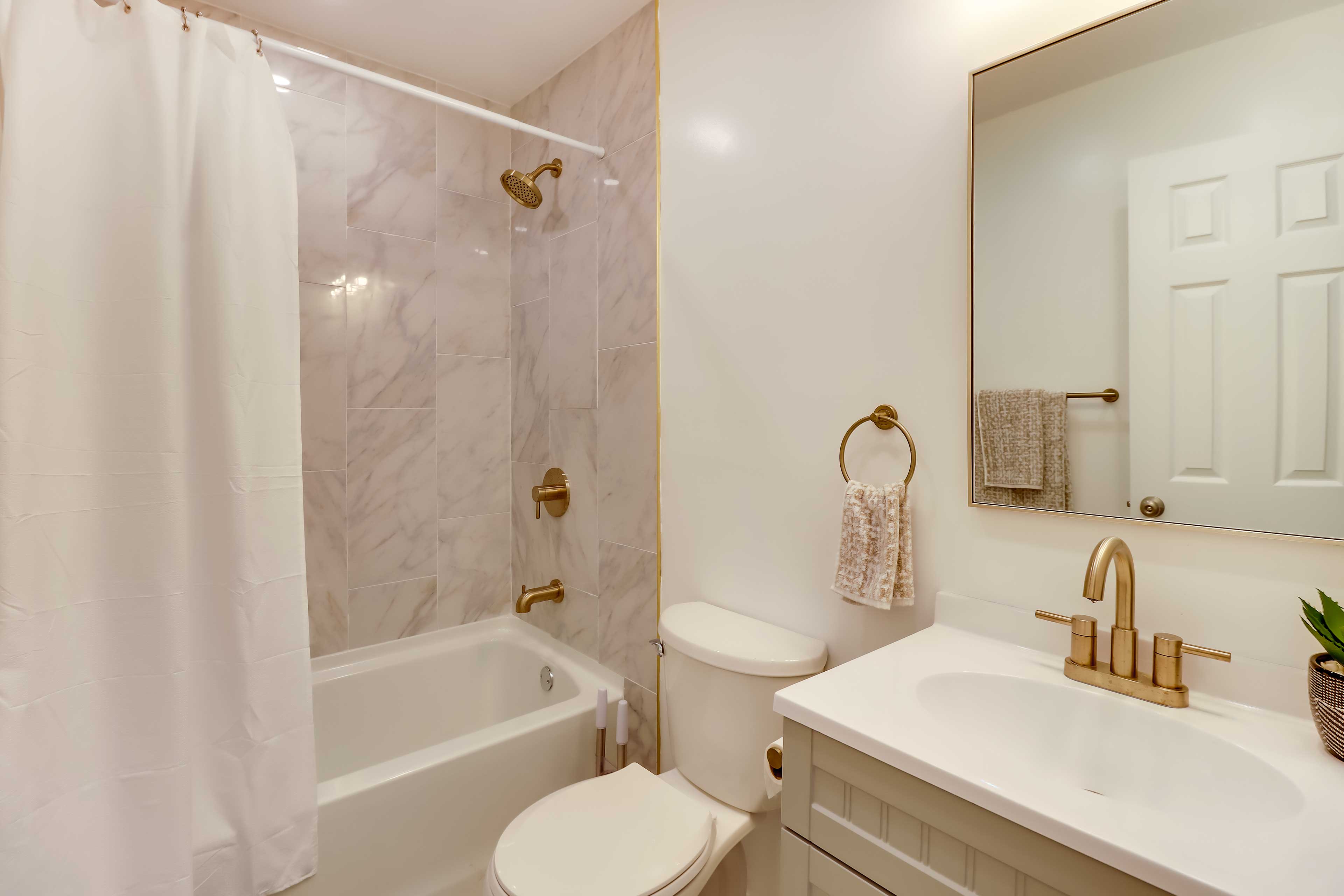 Full Bathroom | Towels Provided | Complimentary Toiletries | 1st Floor