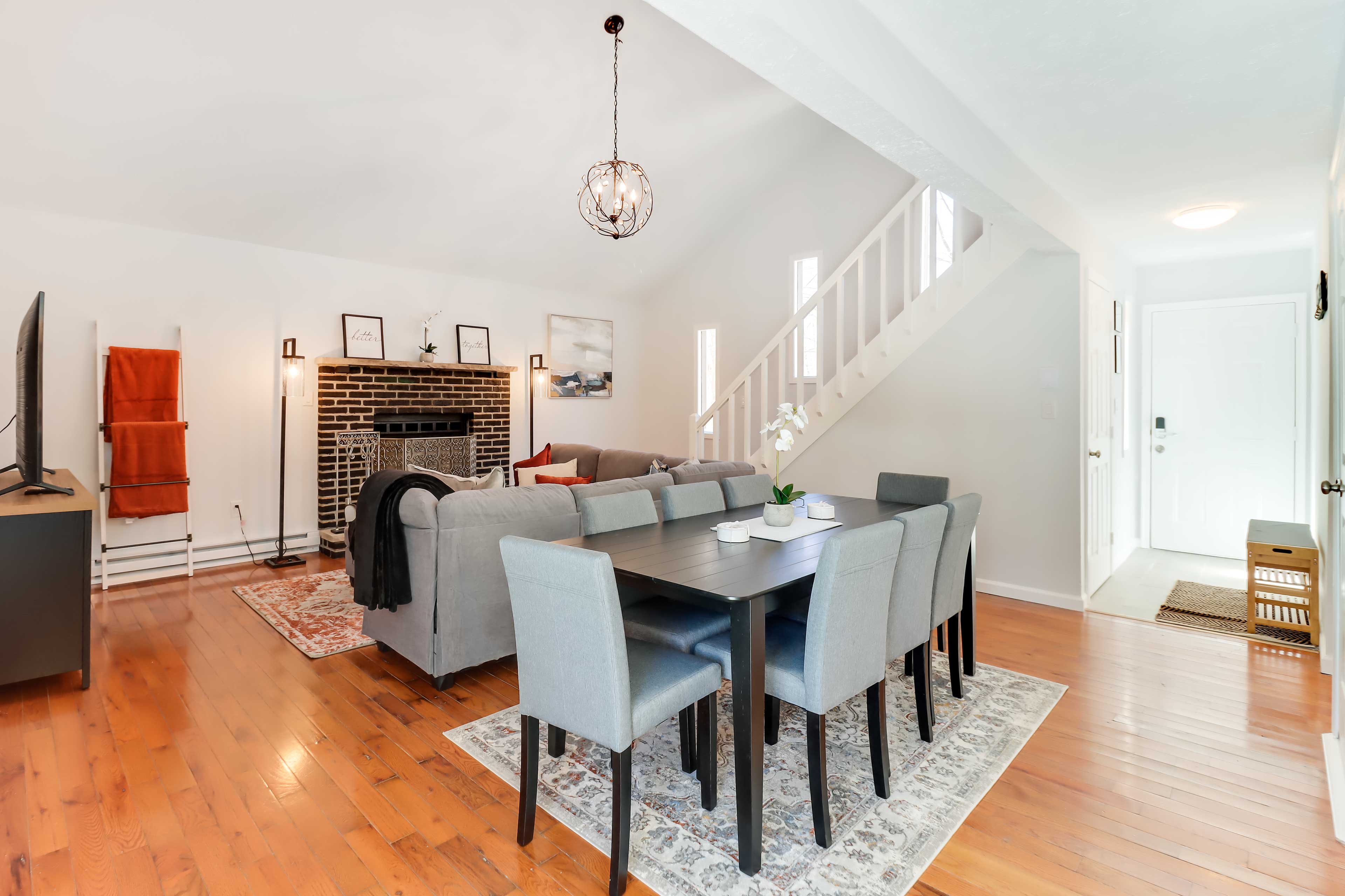 Dining Area | Dishware/Flatware Provided