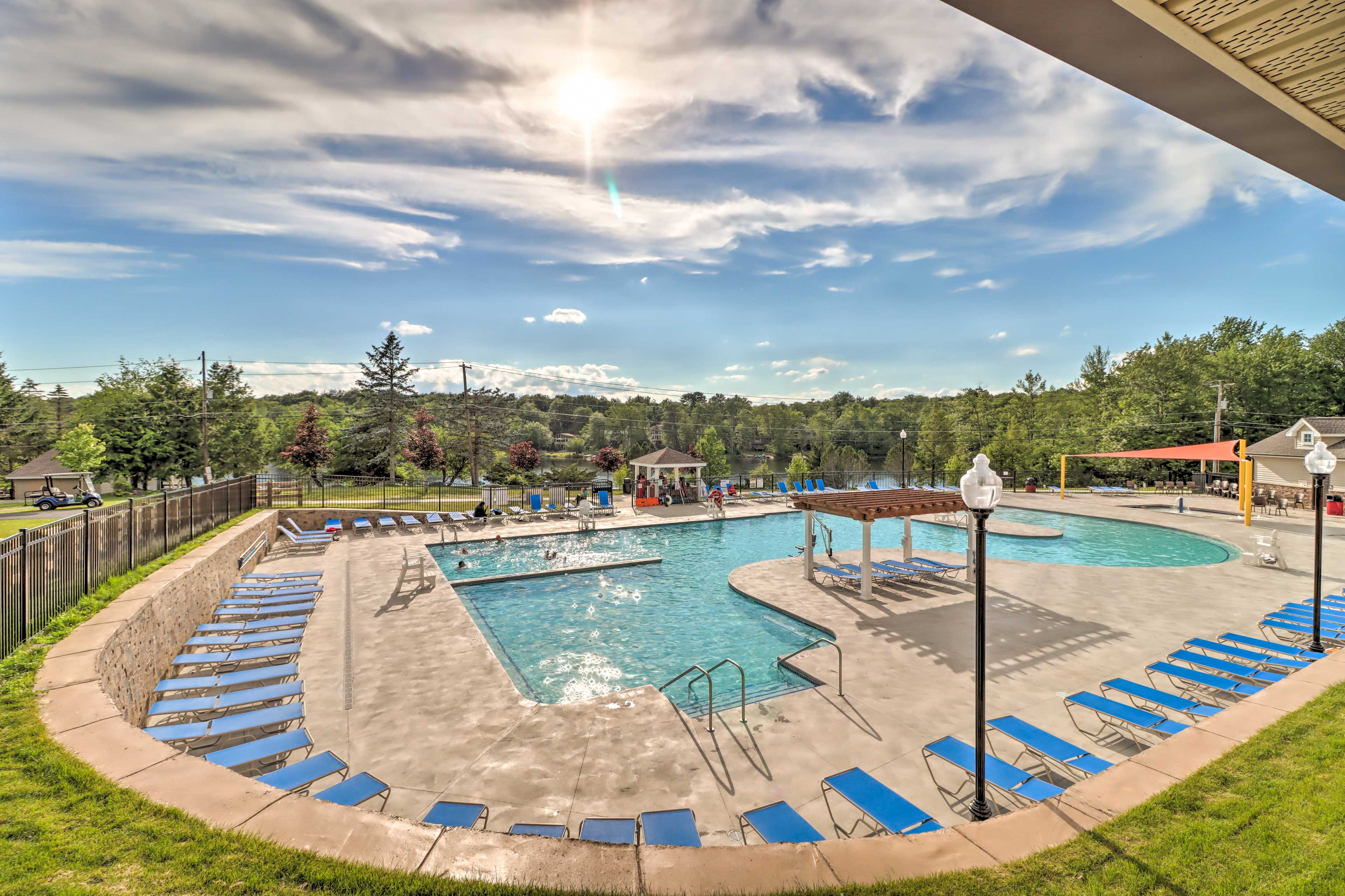 Community Amenities | Outdoor Pool | Tennis Courts | Outdoor Dining Areas