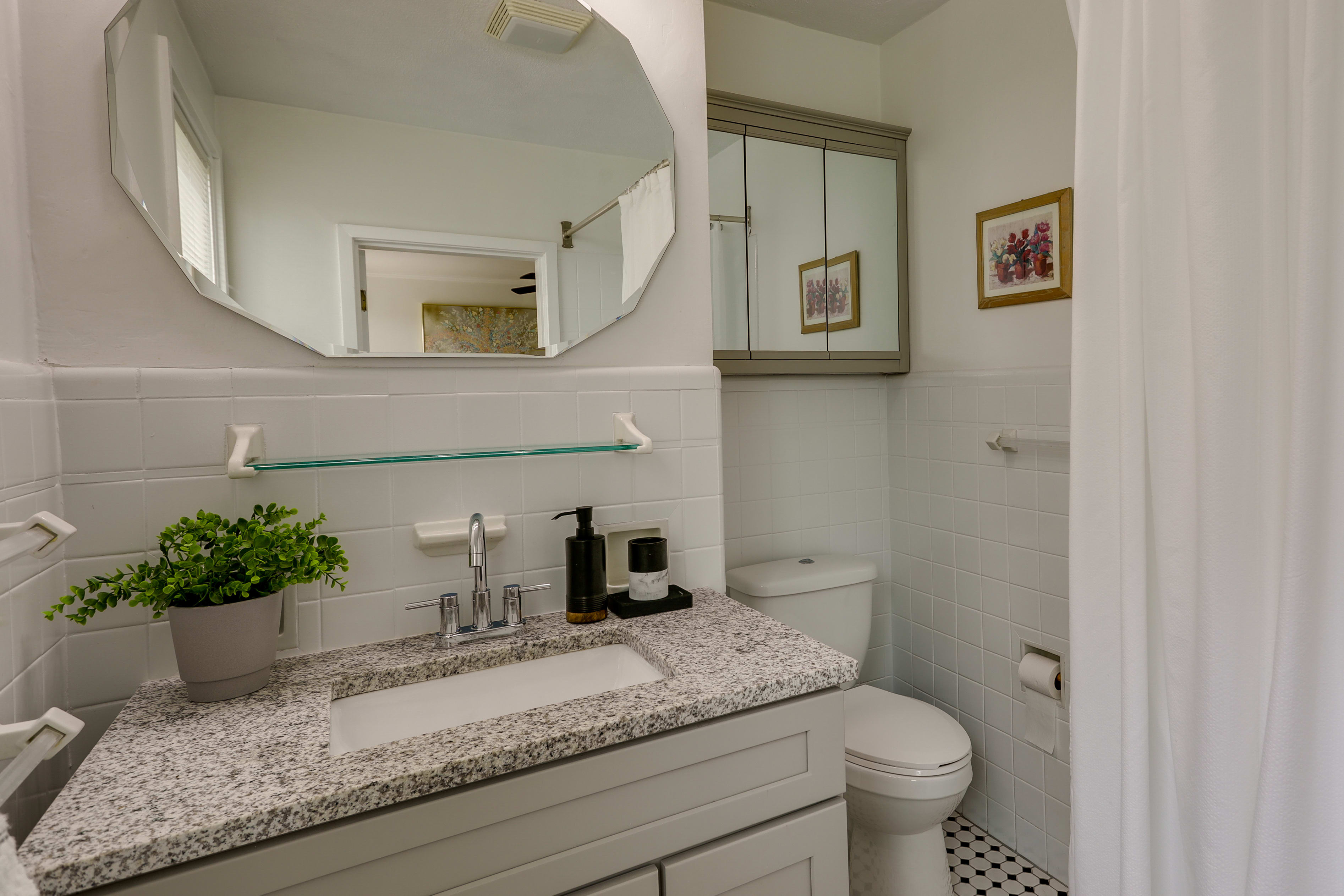 Full Bathroom | Complimentary Toiletries