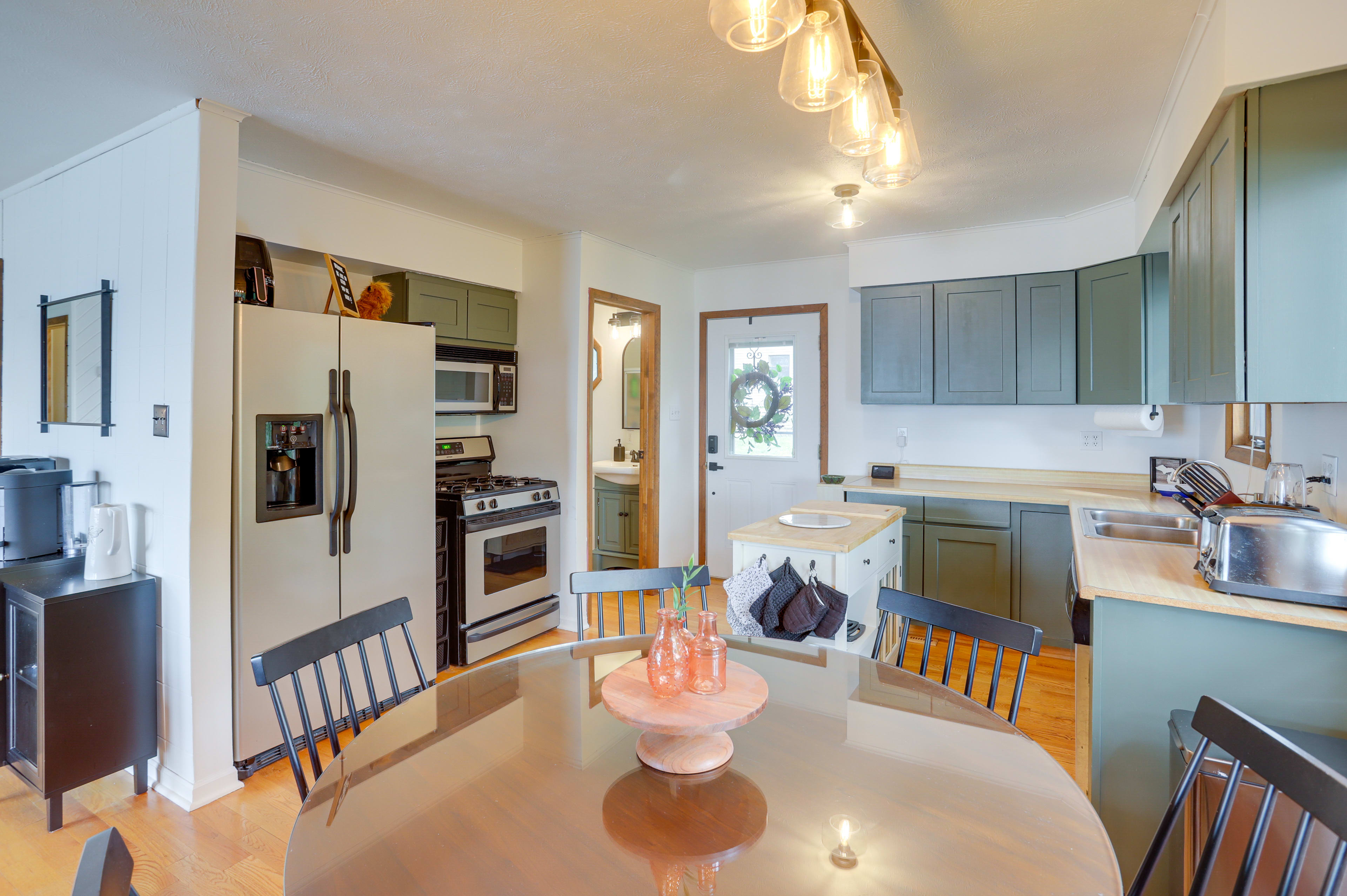 Dining Area & Kitchen | 1st Floor | Blender | Toaster