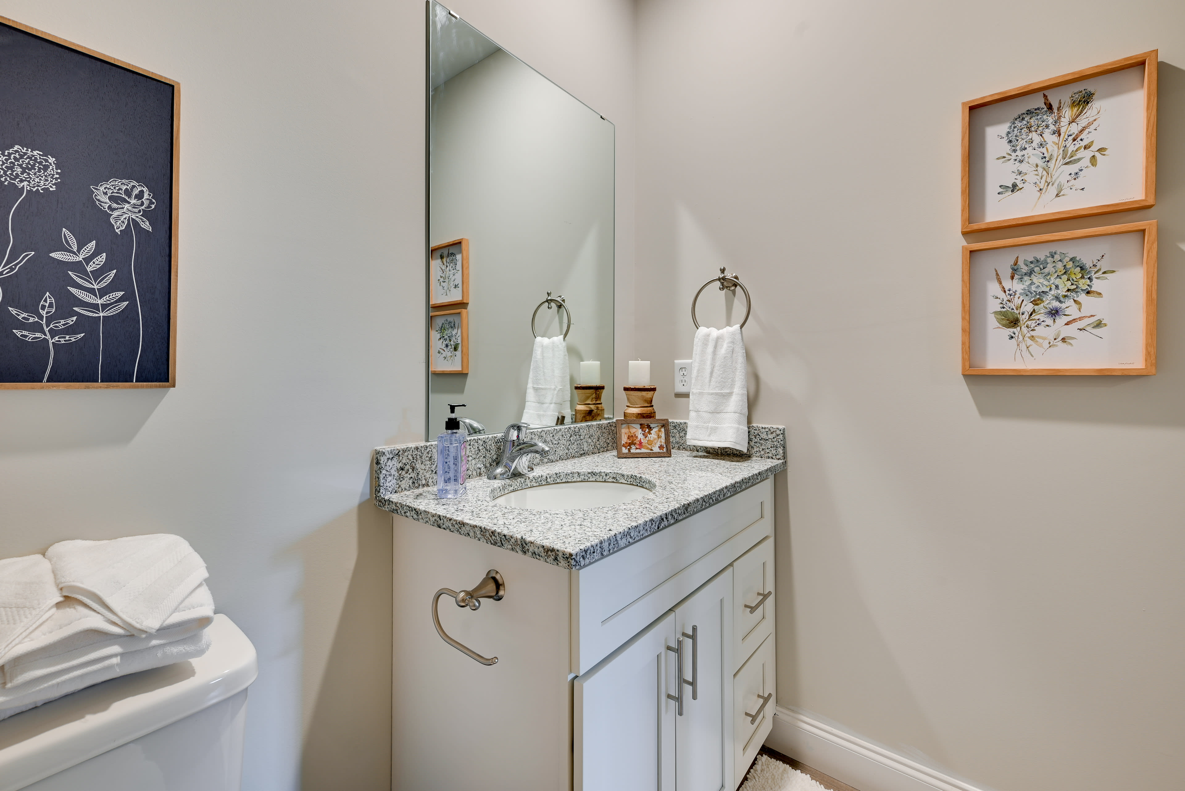 En-Suite Bathroom | Towels Provided | Shower/Tub Combo