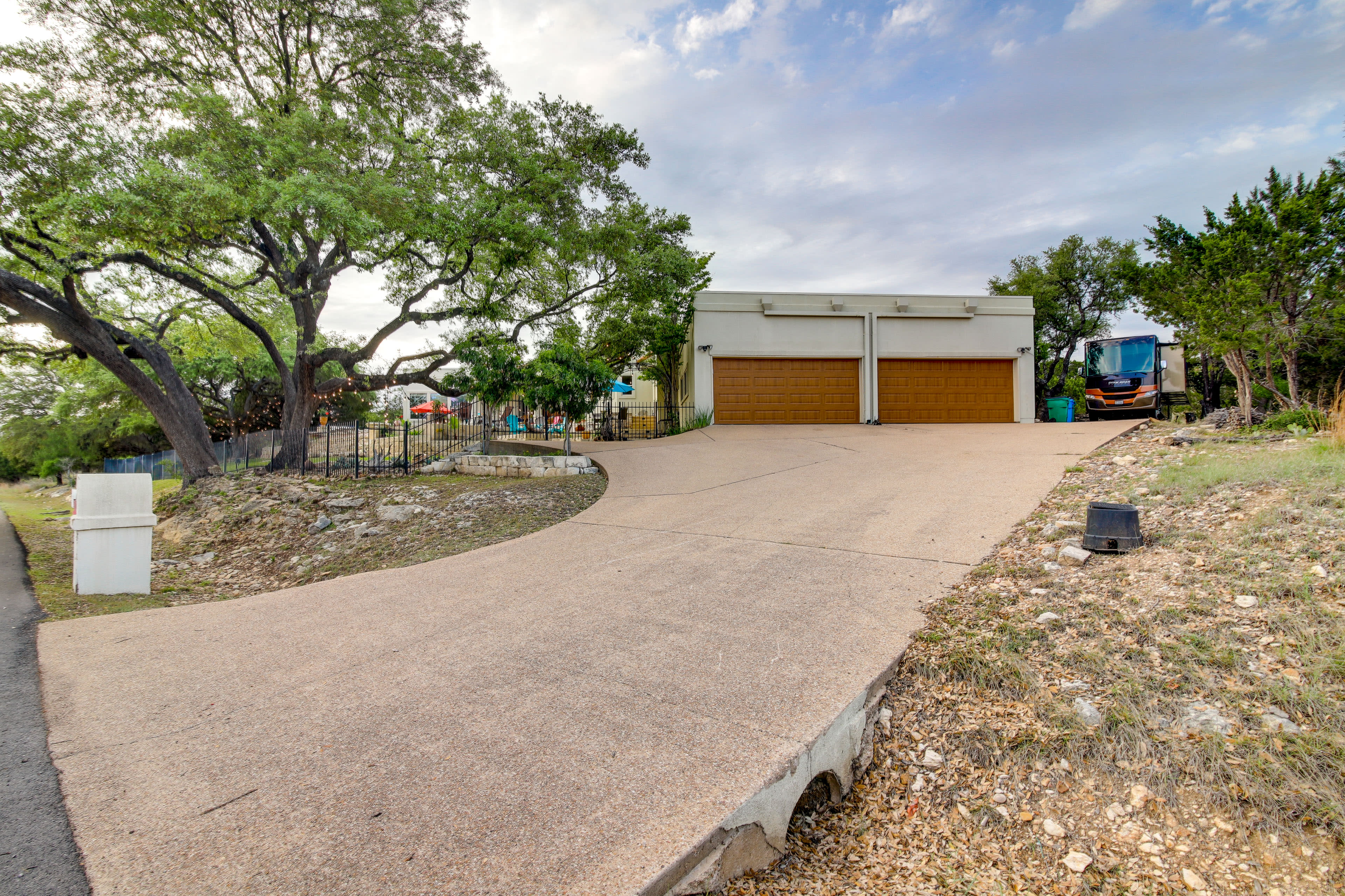 Parking | Driveway (10 Vehicles)