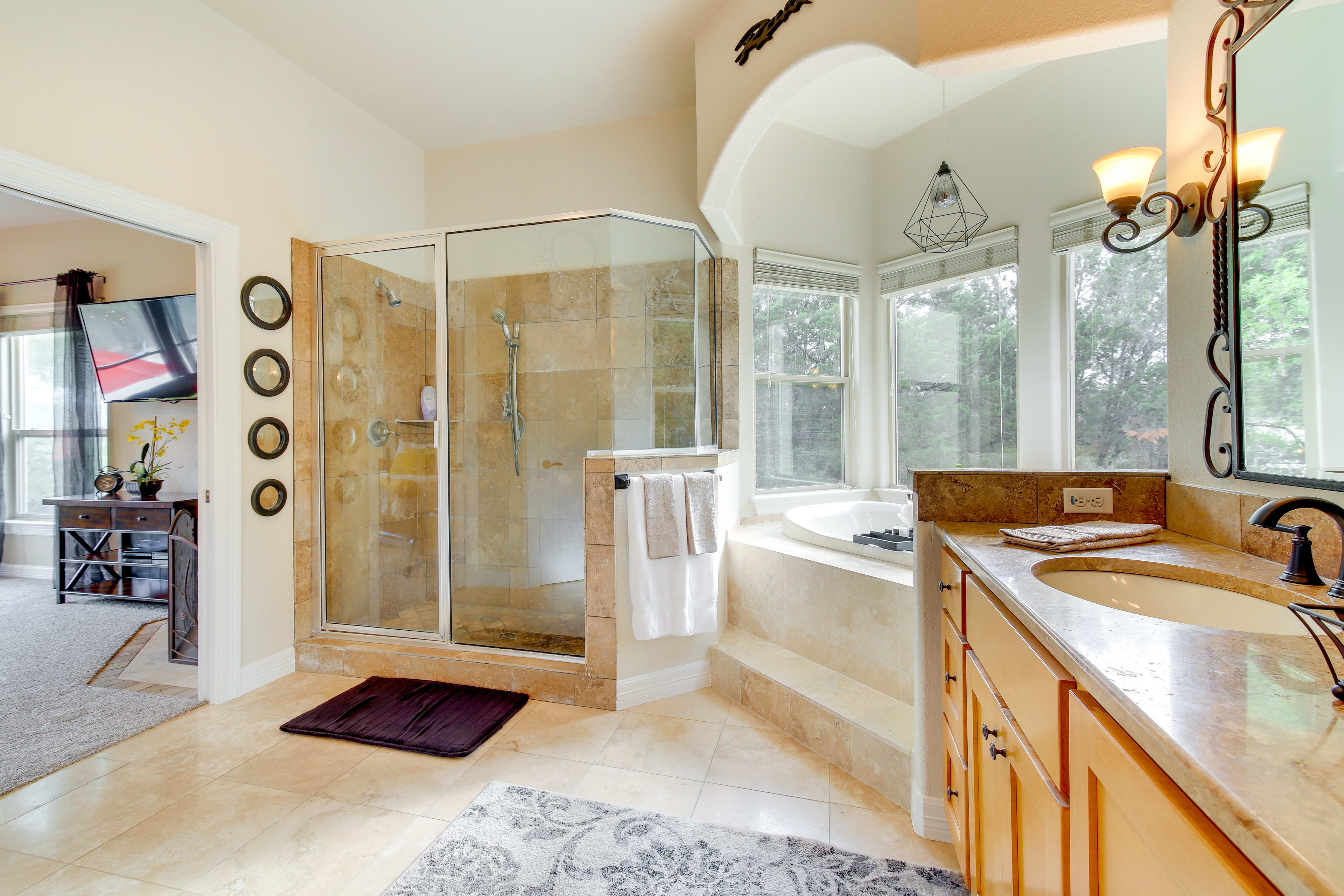 En-Suite Bathroom | Soaker Tub | Towels Provided