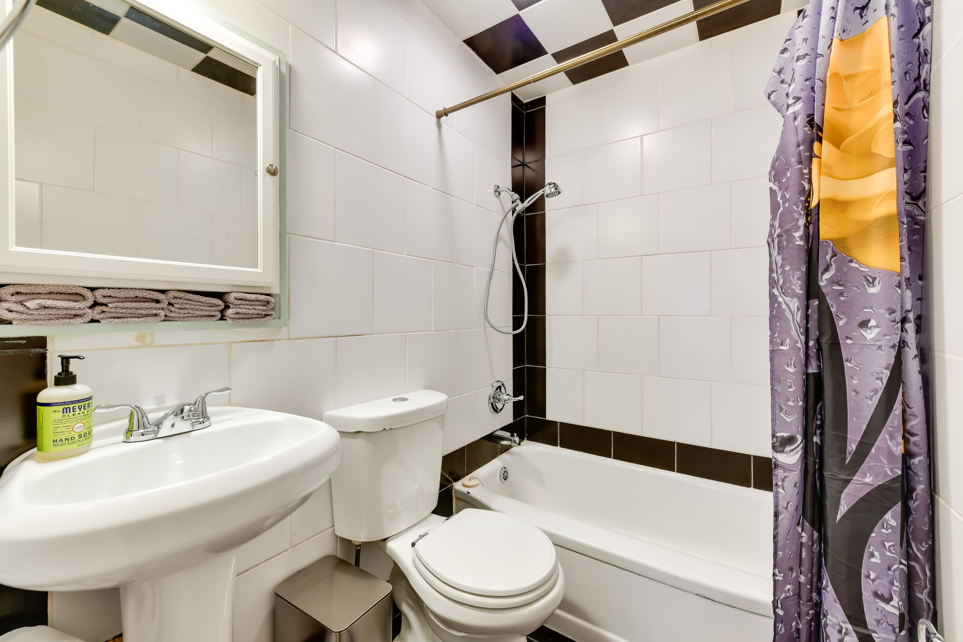 Full Bathroom | Complimentary Toiletries | Towels Provided