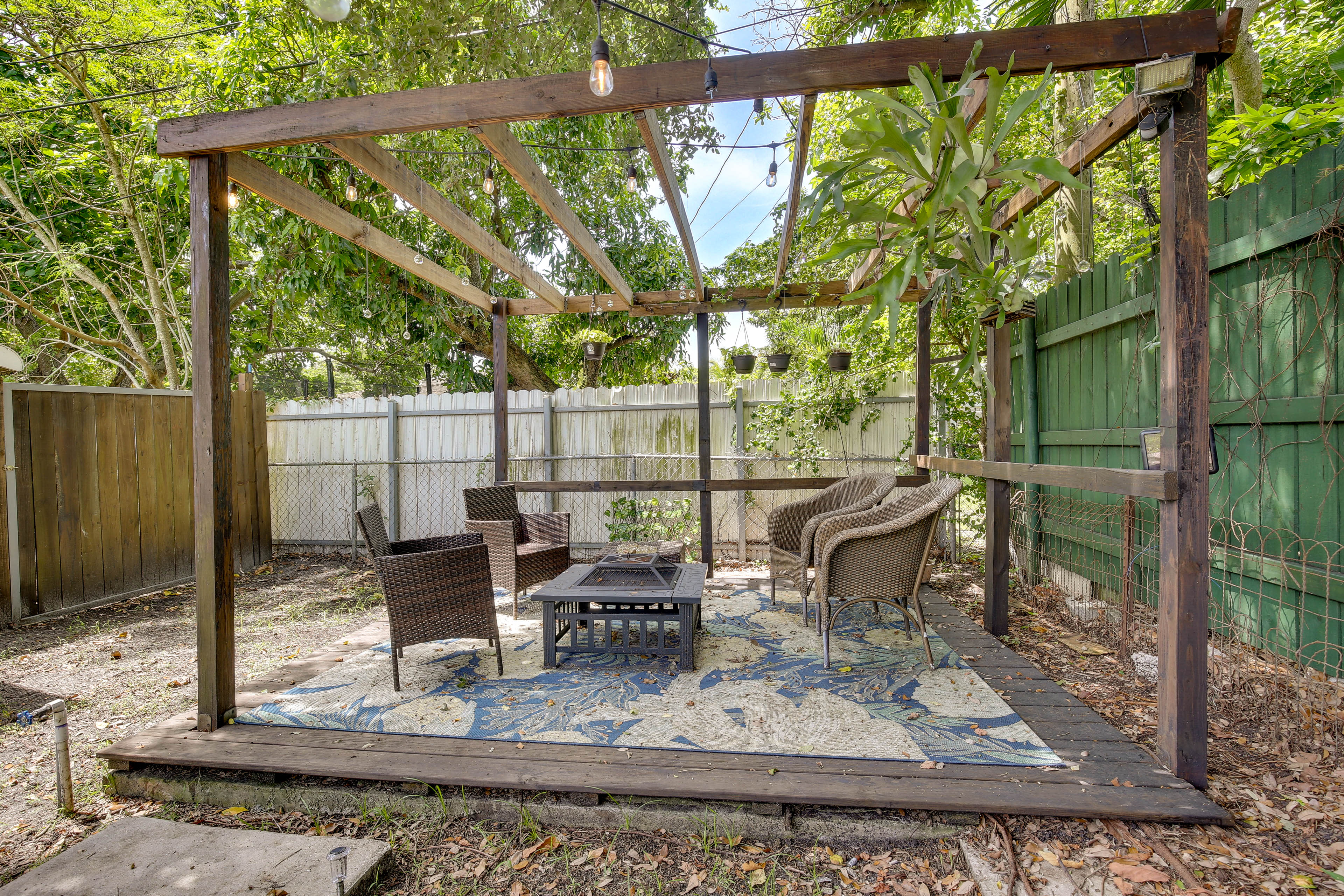 Pergola/Deck | Outdoor Seating | Fire Pit