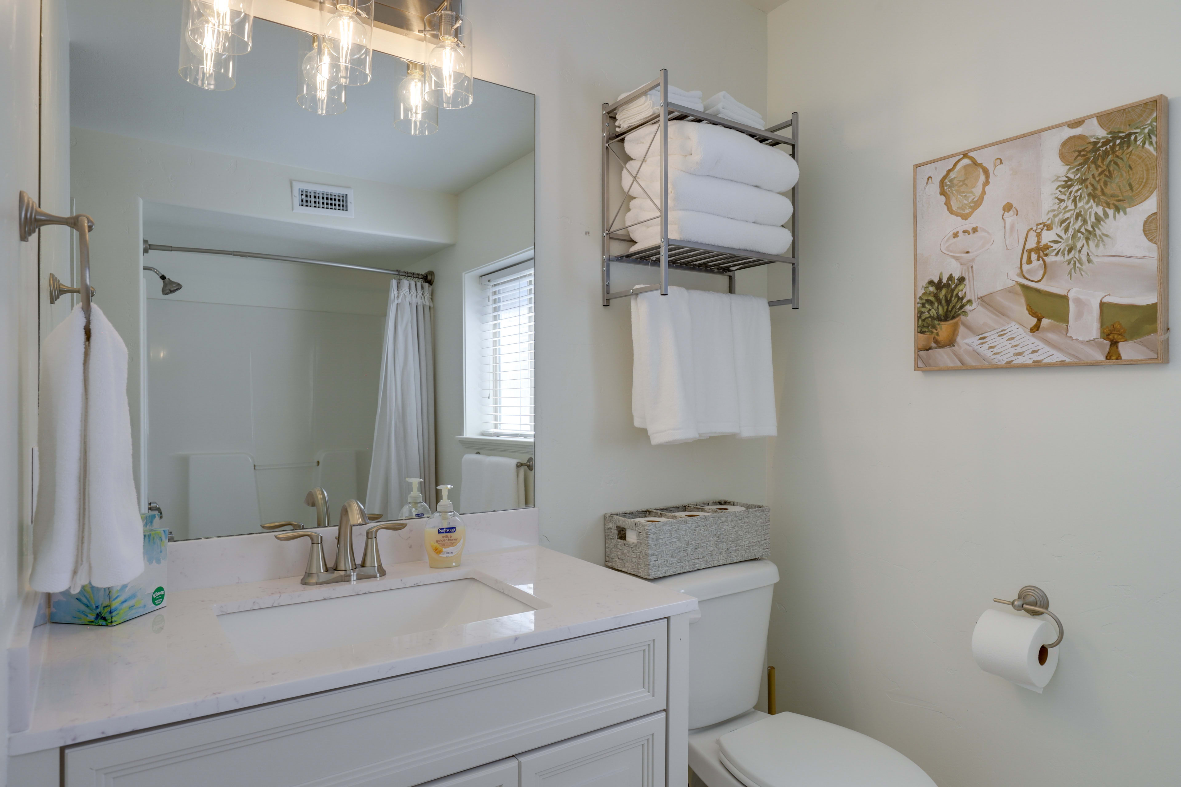 Full Bathroom | Shower/Tub Combo | Towels Provided