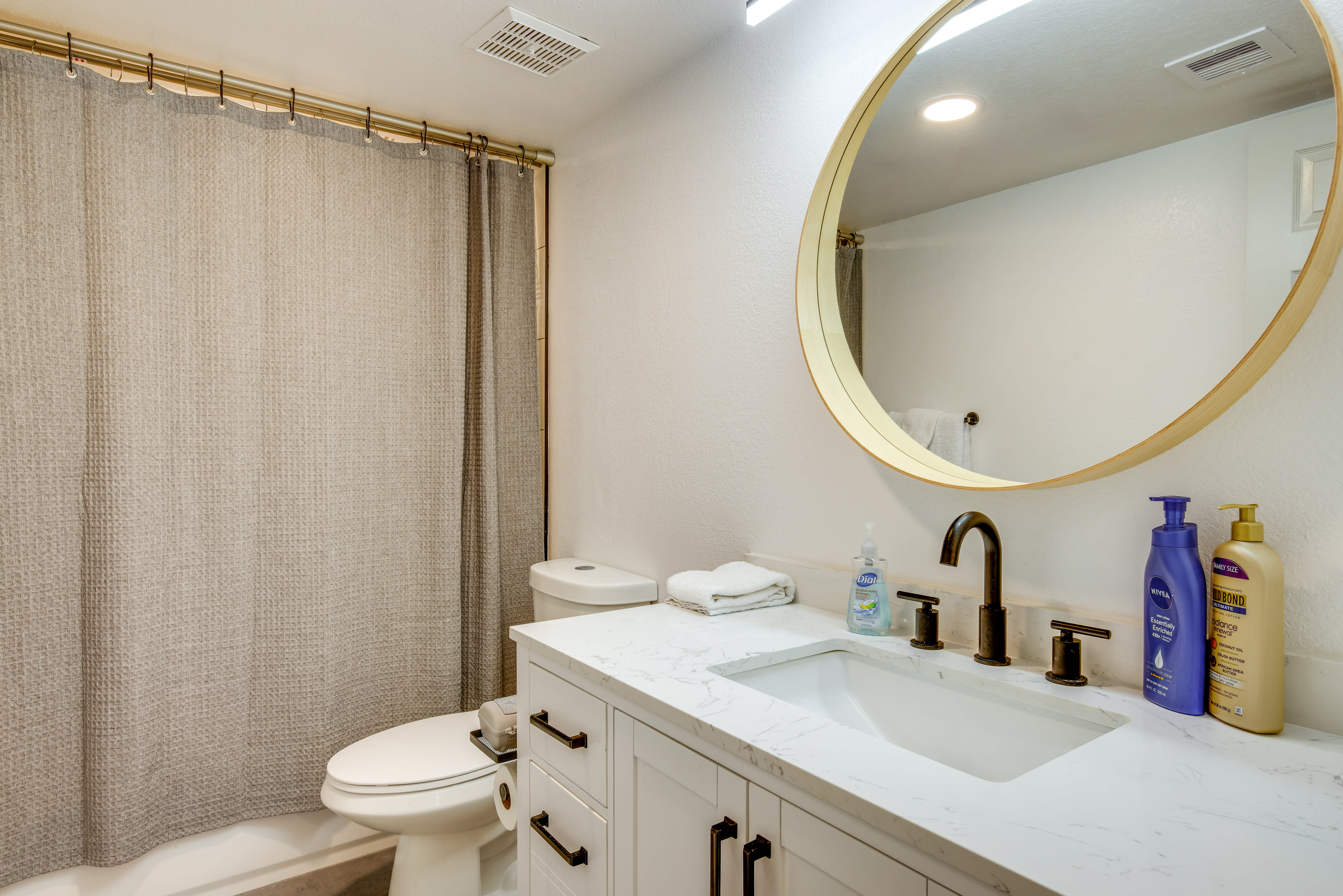 Full Bathroom | 1st Floor | Complimentary Toiletries | Hair Dryer