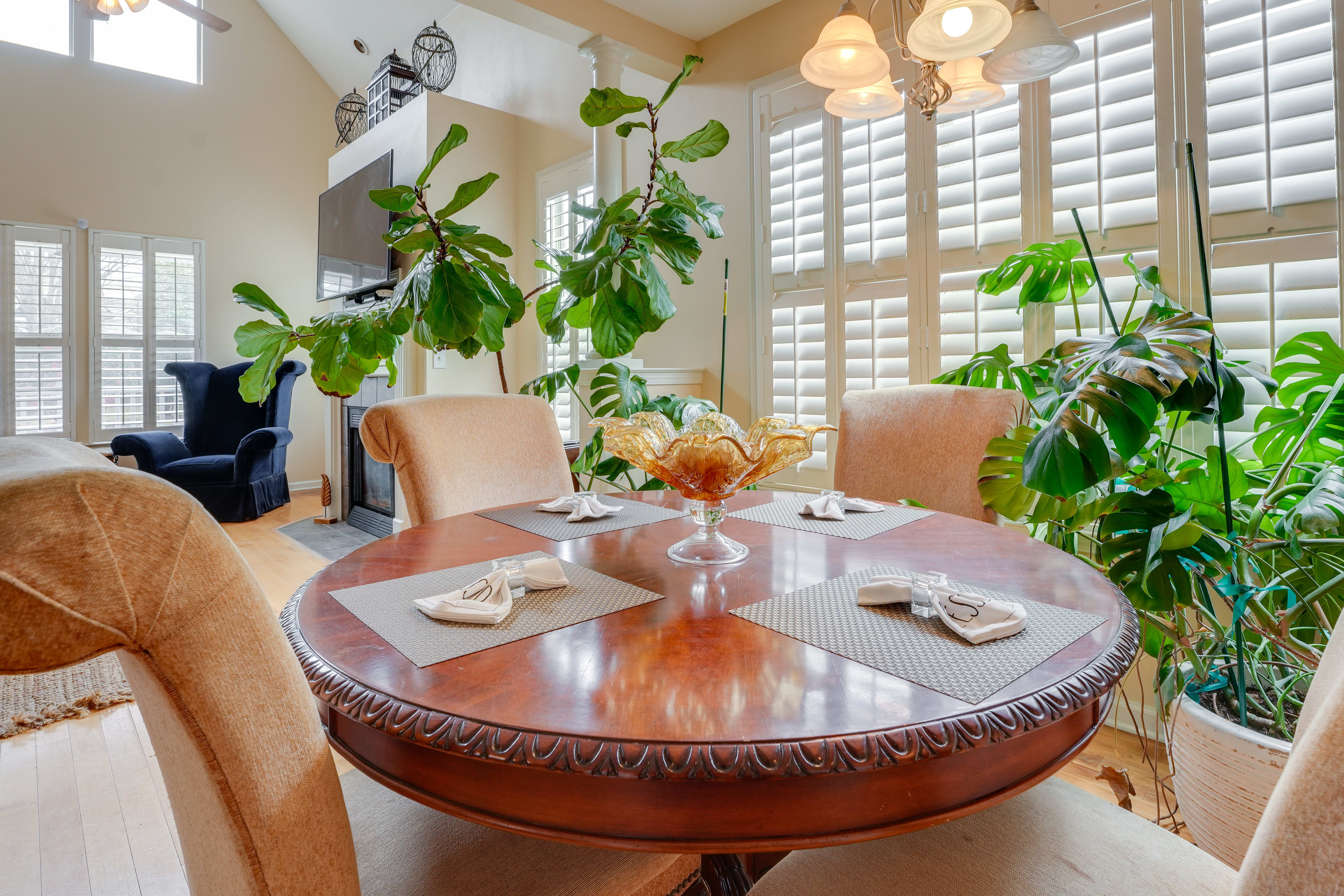 Dining Area | Dishware & Flatware Provided