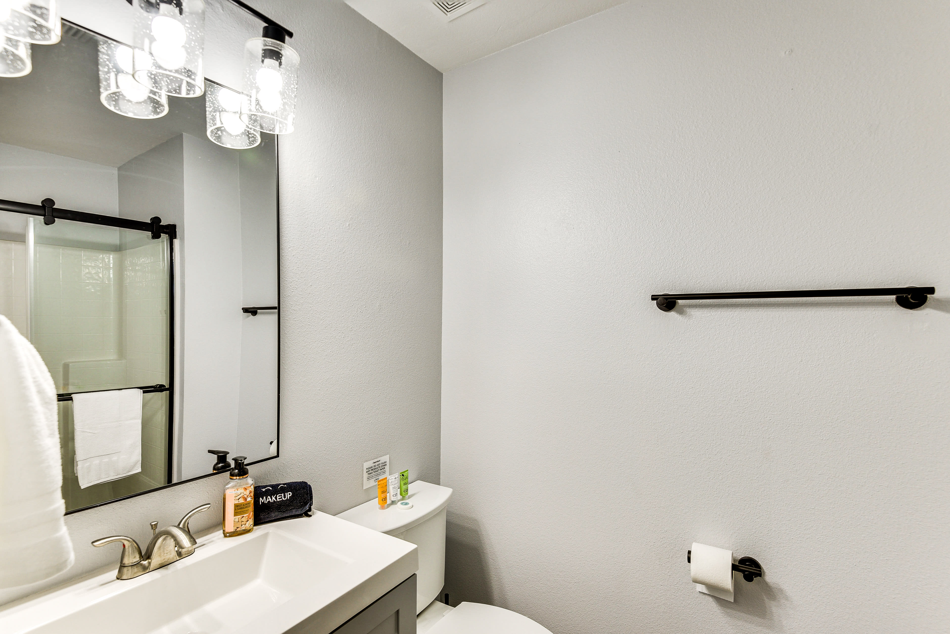 Full Bathroom | Towels Provided | Complimentary Toiletries