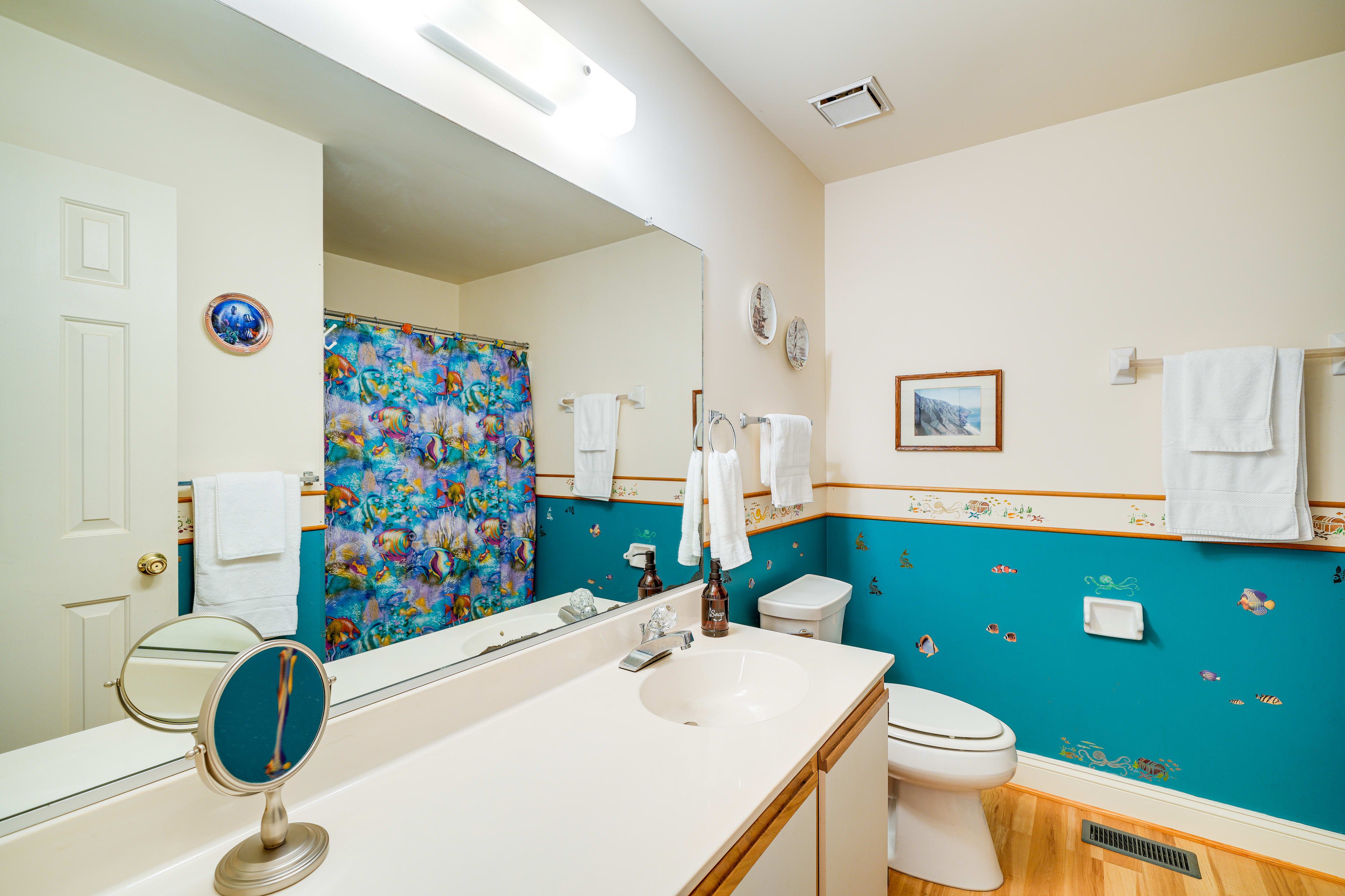 Full Bathroom | Towels Provided | Complimentary Toiletries