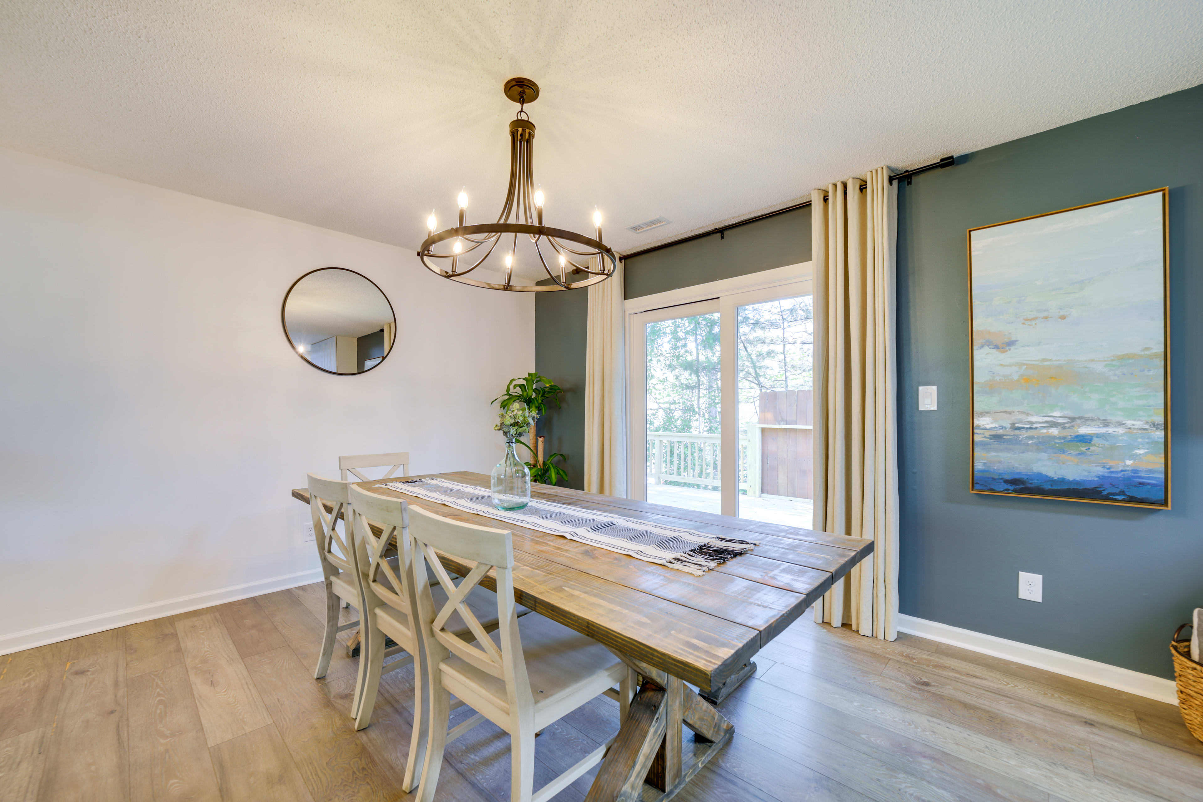 Dining Area | Dishware/Flatware Provided