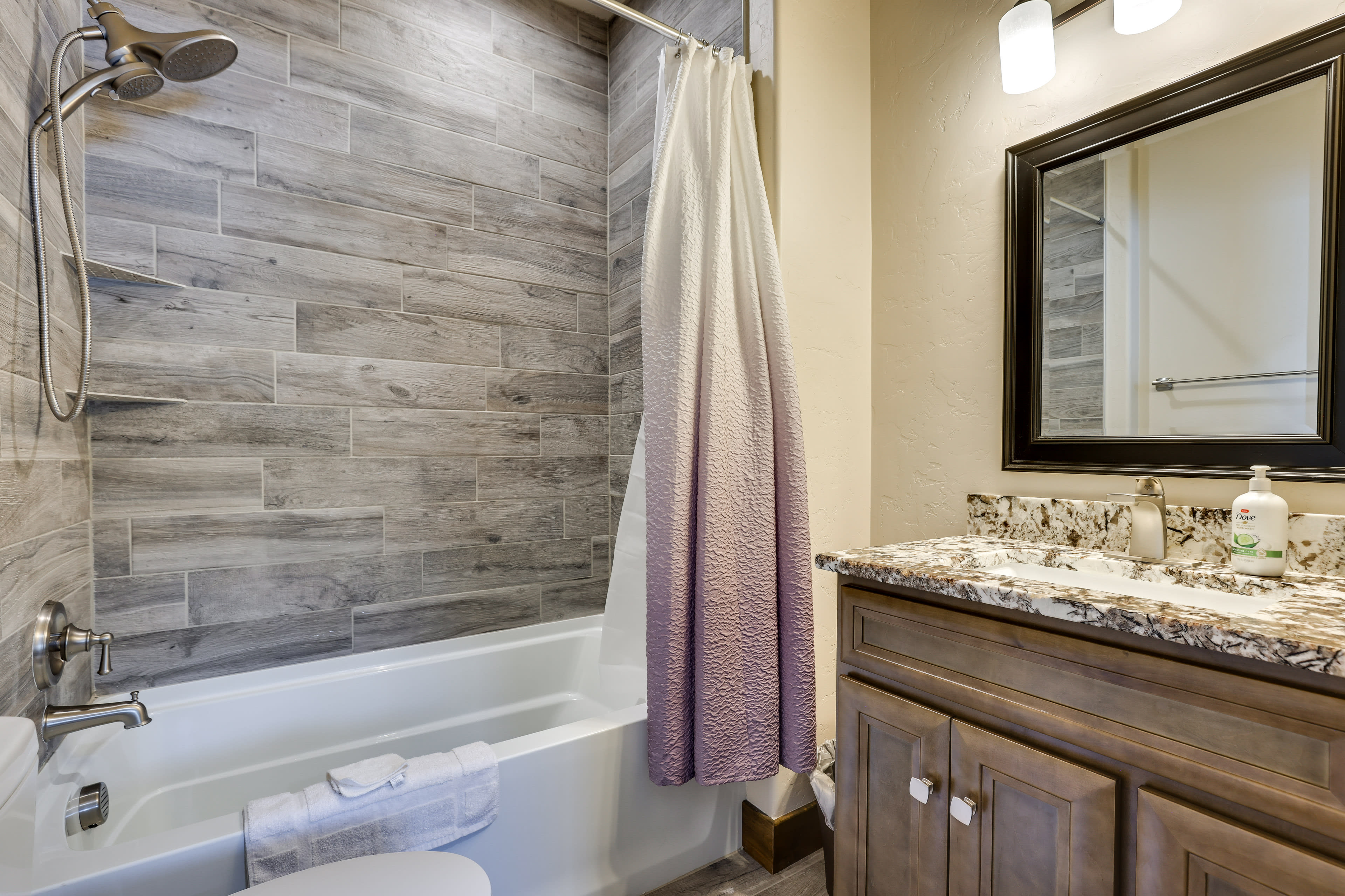 En-Suite Bathroom | Linens Provided | Complimentary Toiletries