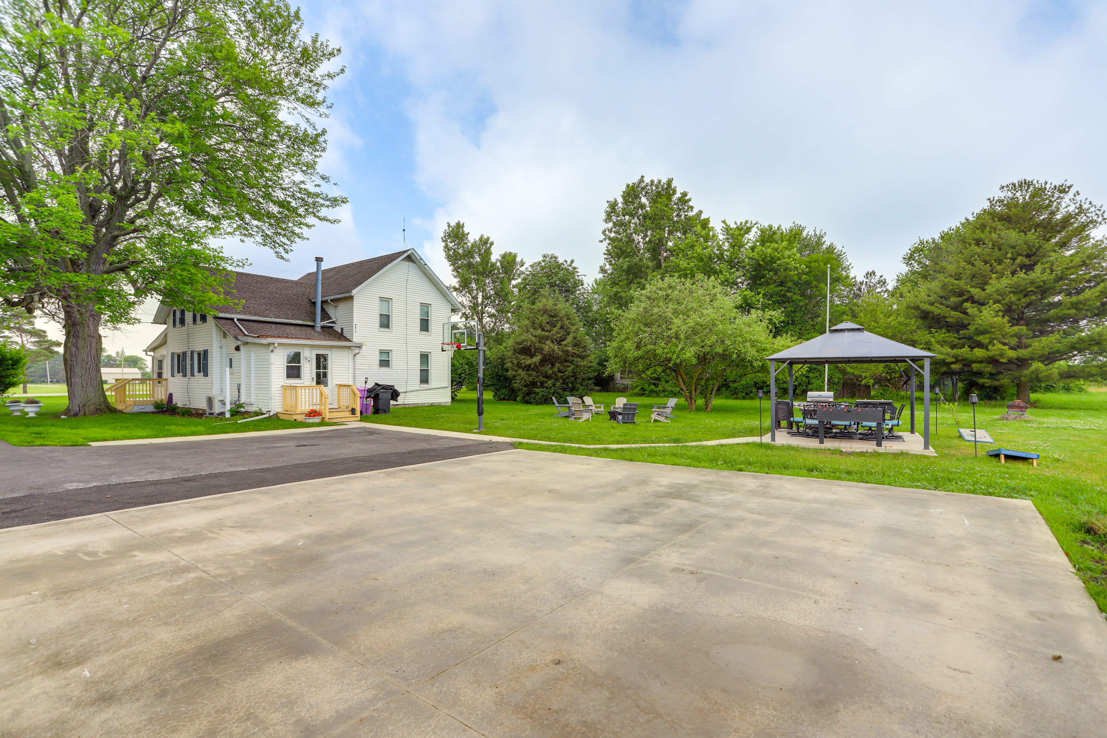 Parking | Driveway (10 Vehicles) | RV/Trailer Parking On-Site